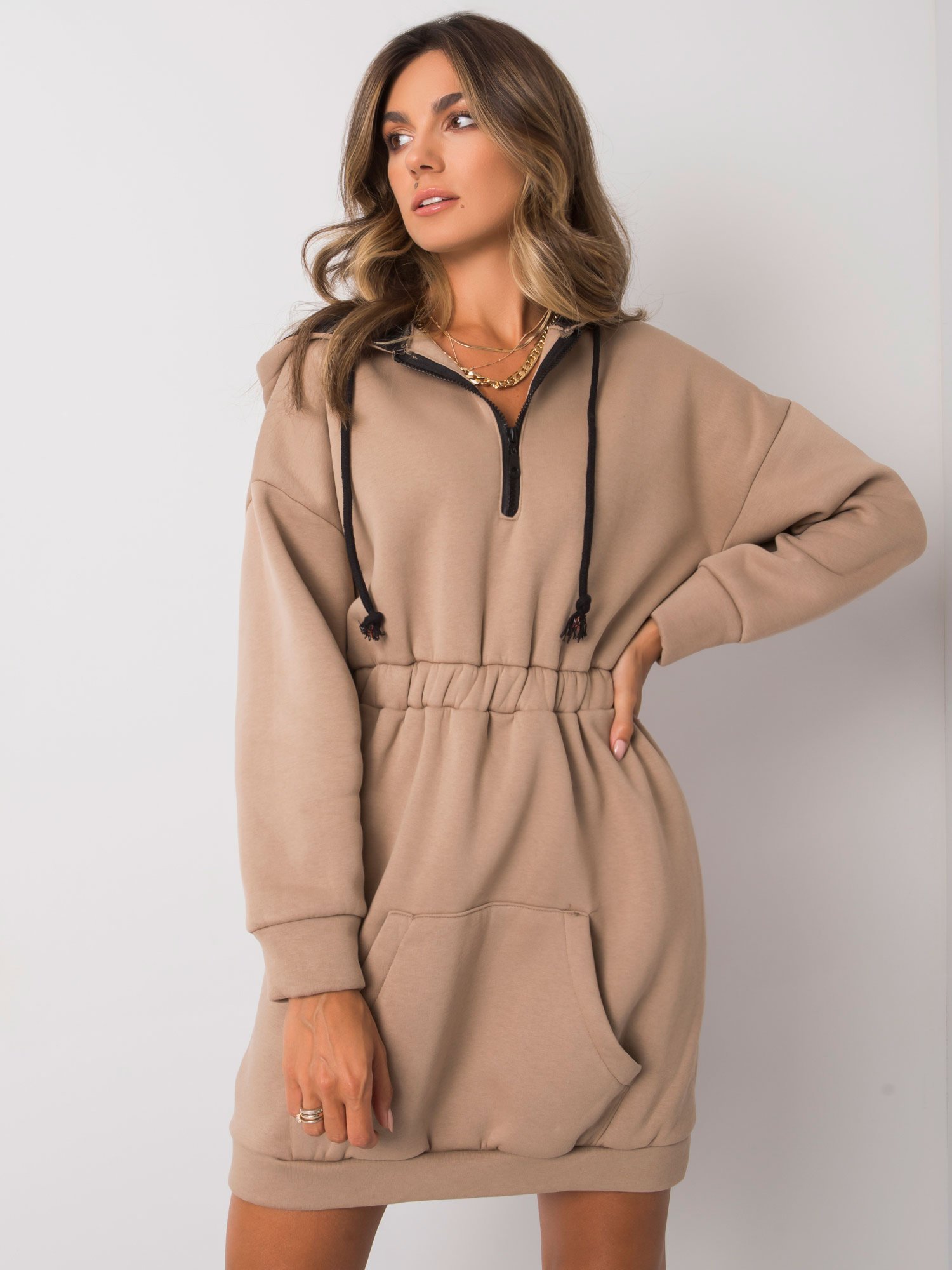 BÉŽOVÉ MIKINOVÉ ŠATY S KAPUCÍ -EM-SK-614.17X-BEIGE Velikost: L/XL