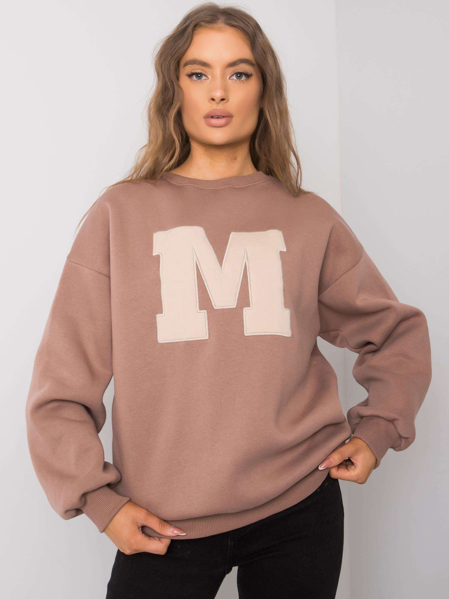 TAUPE MIKINA S PÍSMENEM M EM-BL-617-1.34X-TAUPE Velikost: L/XL