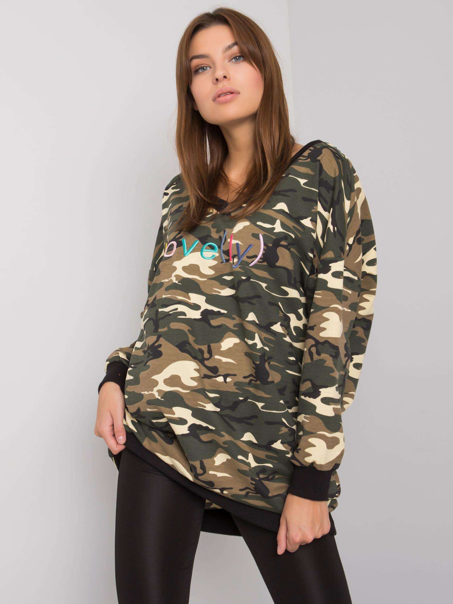 TMAVÁ MASKÁČOVÁ TUNIKA S BAREVNÝM NÁPISEM FA-TU-7351.35P-CAMO Velikost: ONE SIZE