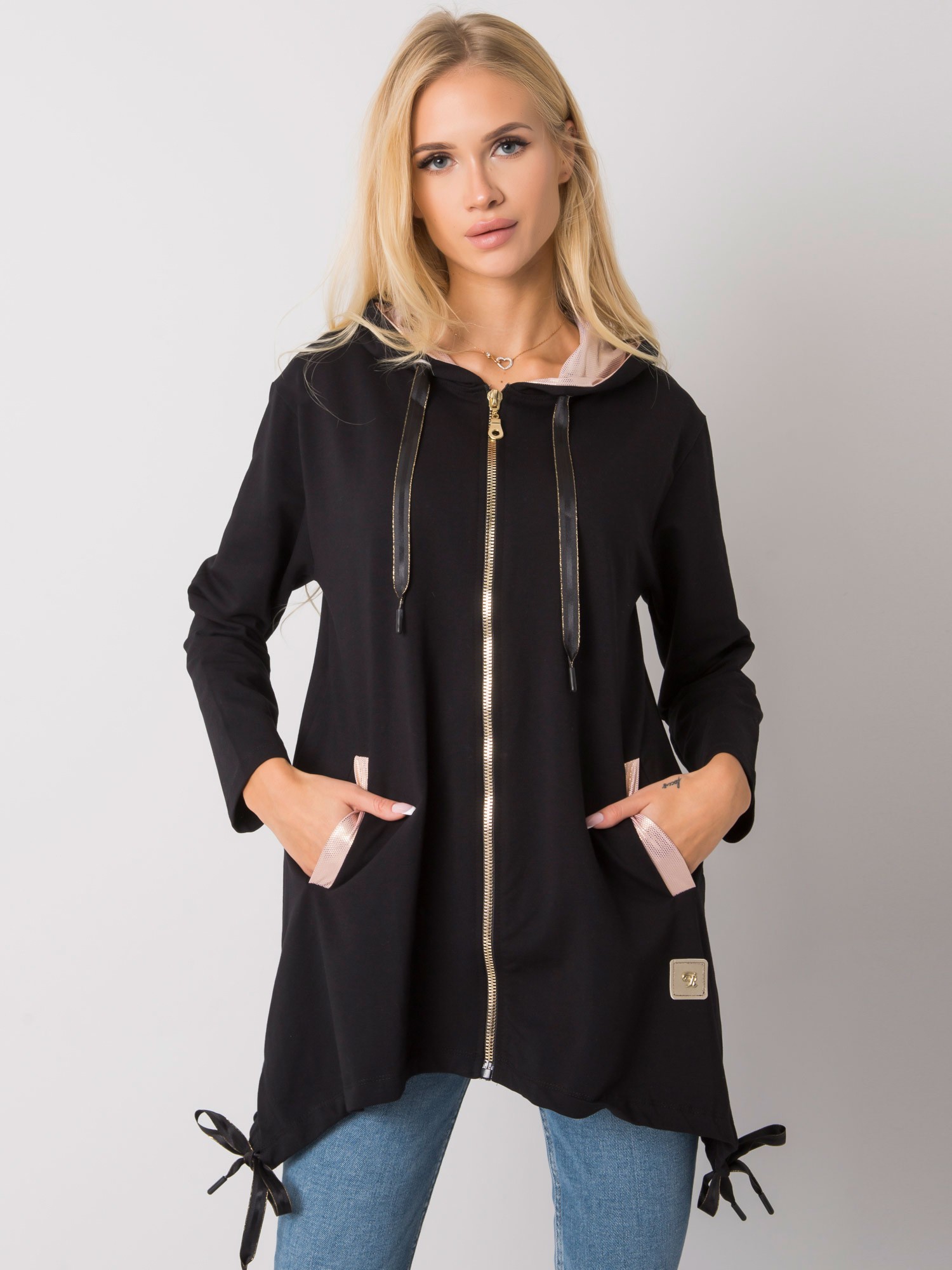 ČERNÁ MIKINA NA ZIP A S VÁZÁNÍM NA BOCÍCH RV-BL-4899.23P-BLACK Velikost: S/M