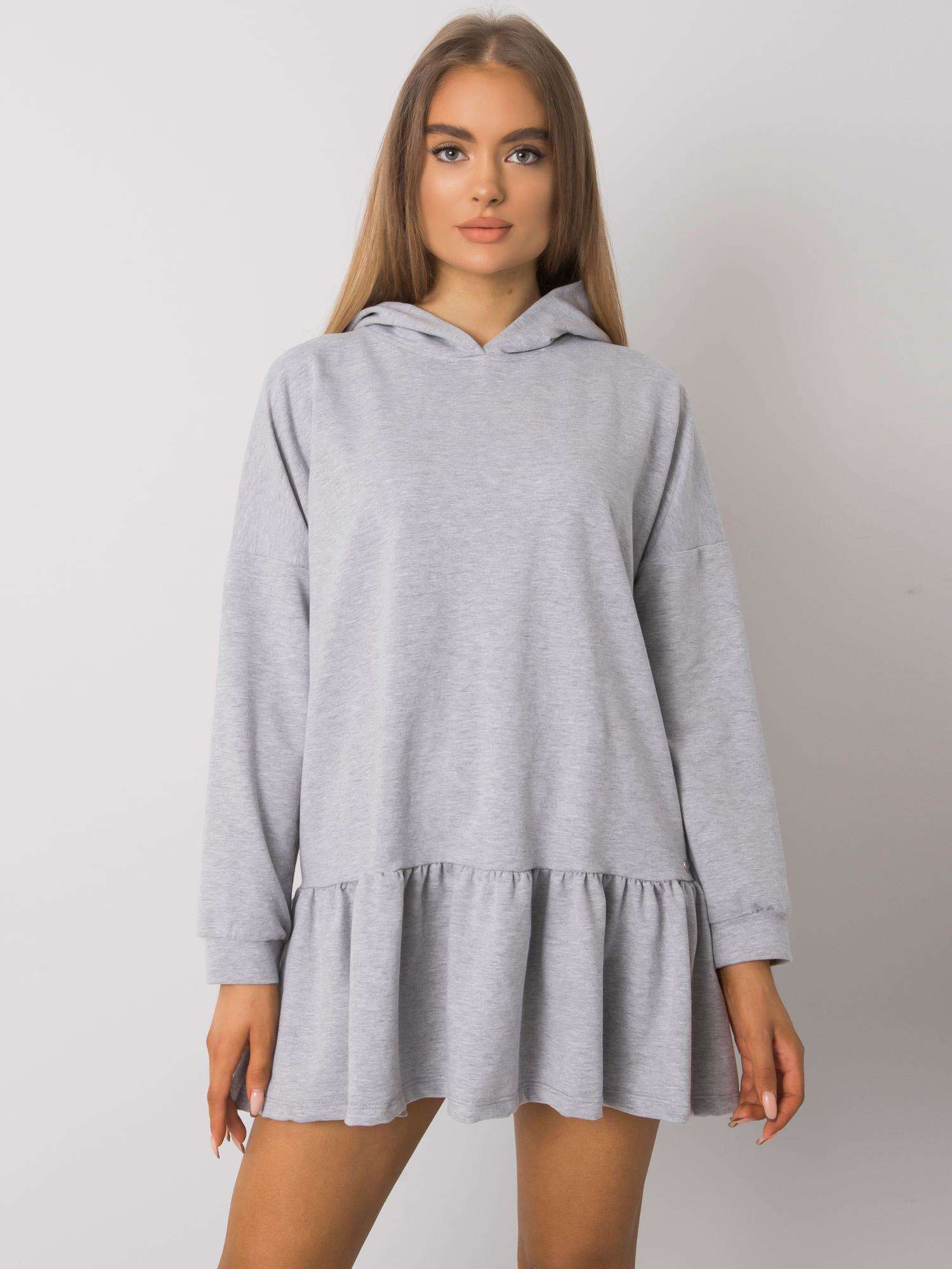 SVĚTLE ŠEDÉ DÁMSKÉ MIKINOVÉ ŠATY S VOLÁNEM RV-SK-7184.22X-GRAY Velikost: S/M