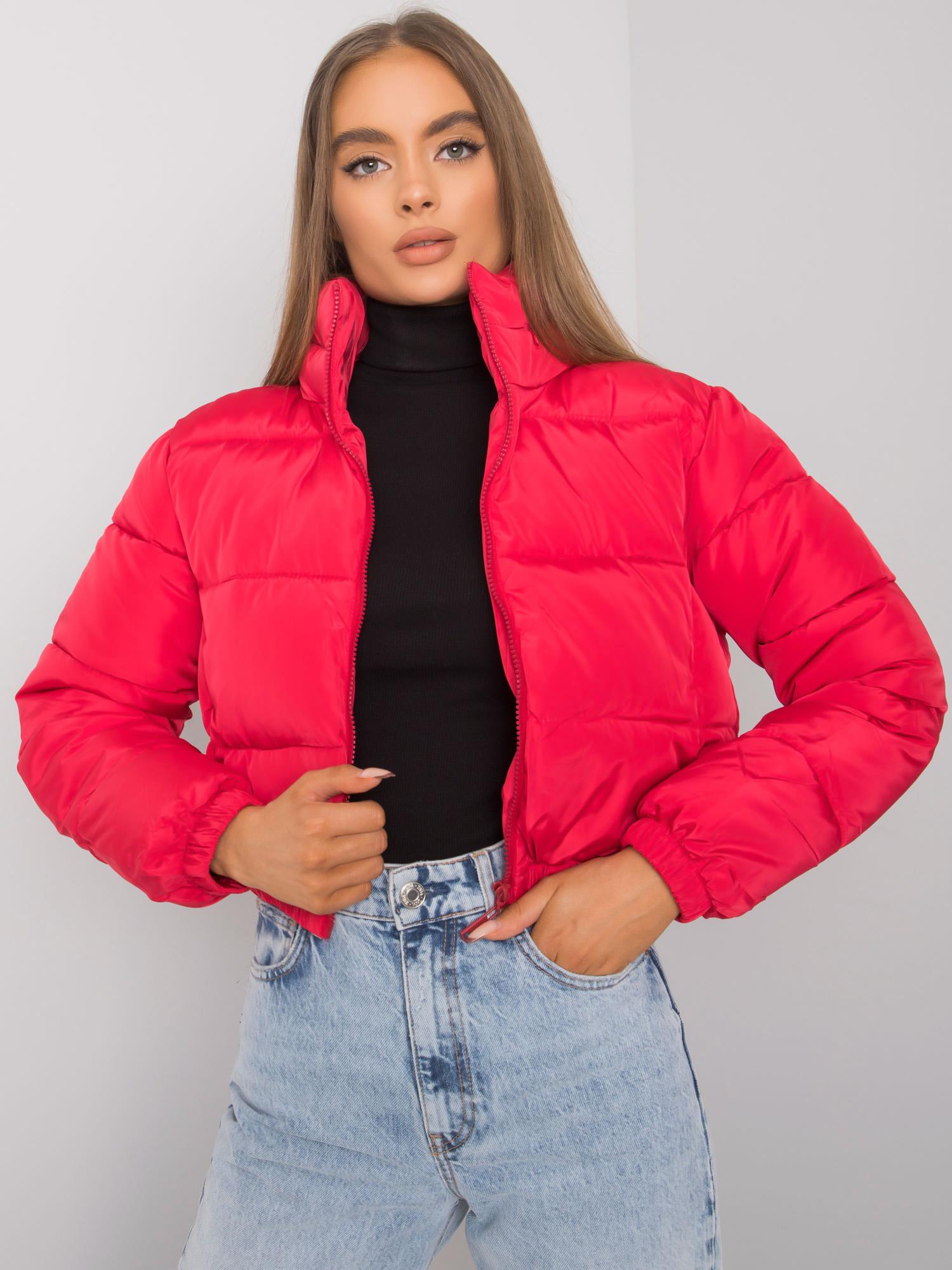 ČERVENÁ KRÁTKÁ PROŠÍVANÁ CROP BUNDA NM-KR-P21-7930.15-RED Velikost: XL