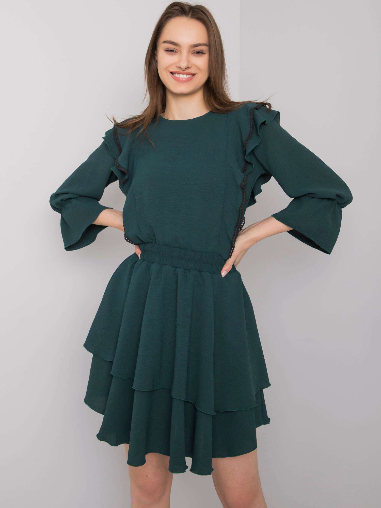 TMAVĚ ZELENÉ DÁMSKÉ ŠATY S VOLÁNKY CHA-SK-1610.24-DARK GREEN Velikost: L/XL