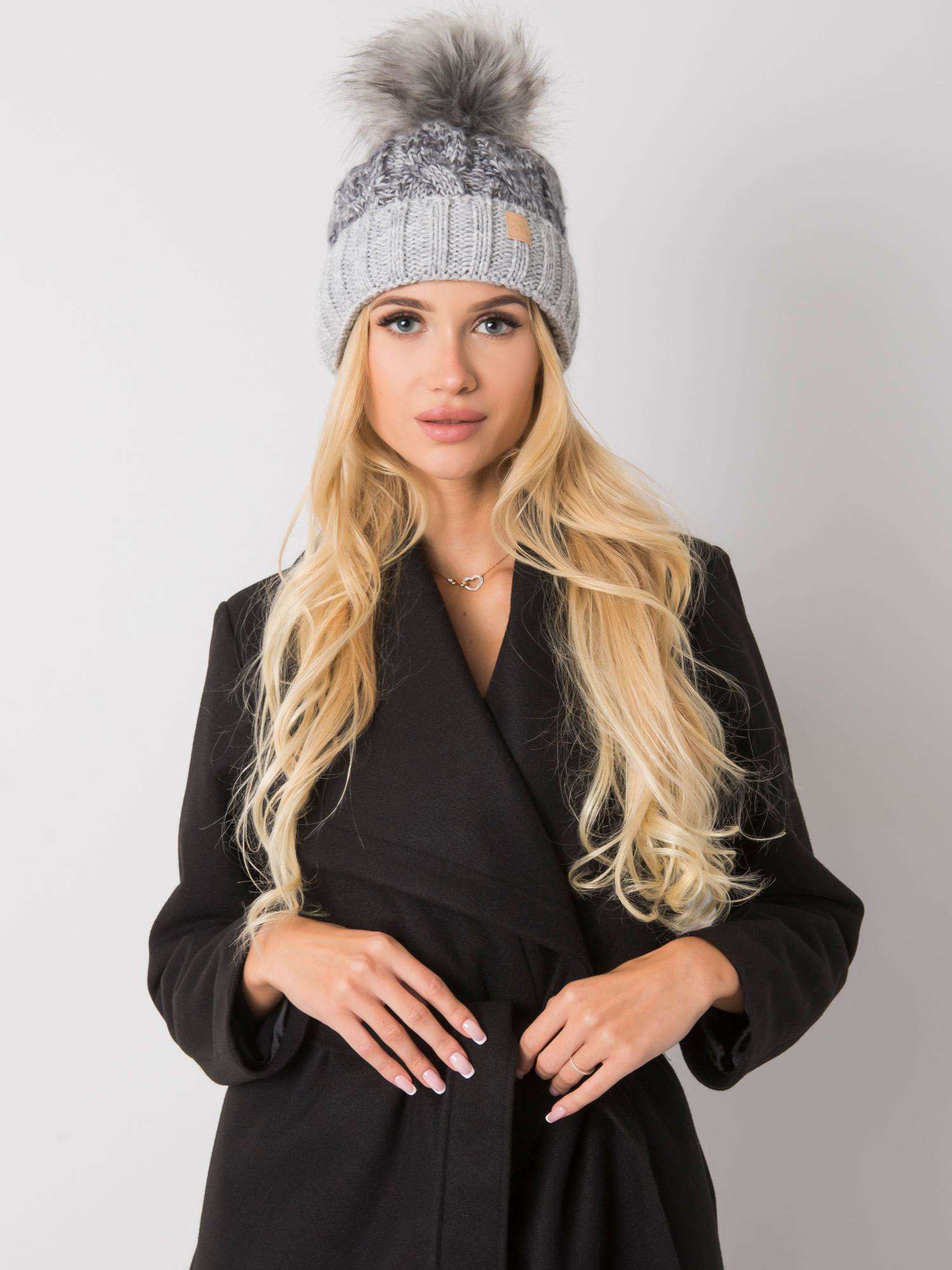 ŠEDÁ ZIMNÍ ČEPICE S BAMBULÍ -JK-CZ-26.23X-GREY Velikost: ONE SIZE