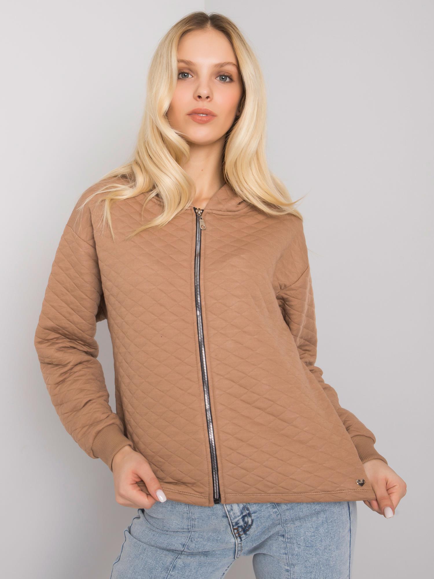 KARAMELOVÁ PROŠÍVANÁ MIKINA MELANIE S KAPUCÍ RV-BL-7449.66-CARAMEL BROWN Velikost: L/XL