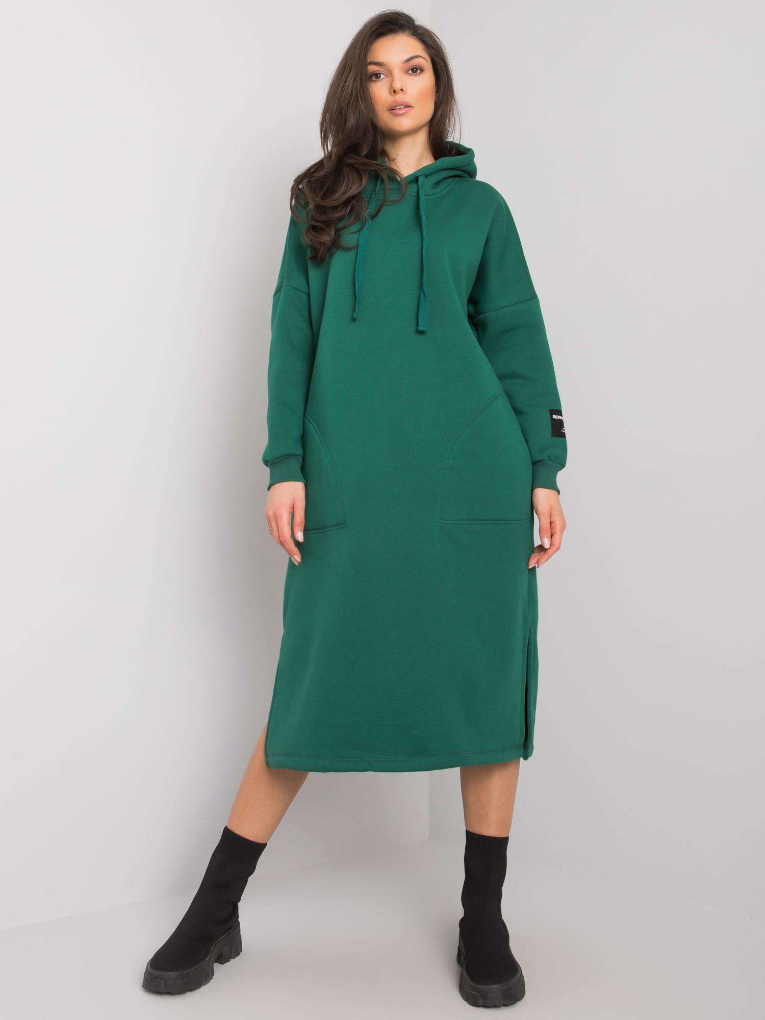 TMAVĚ ZELENÉ DÁMSKÉ DLOUHÉ MIKINOVÉ ŠATY S KAPUCÍ RV-SK-7359.25X-DARK GREEN Velikost: S/M