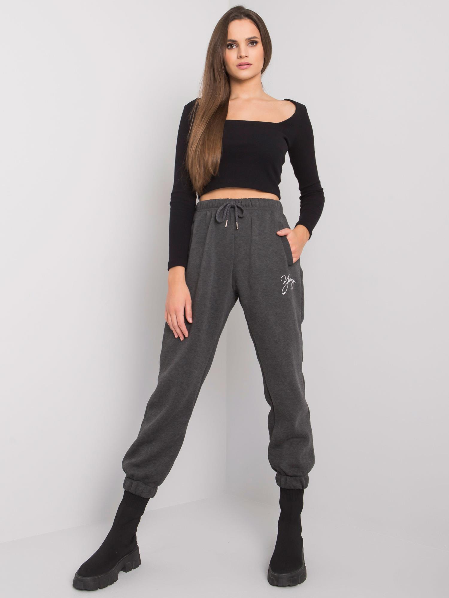 TMAVĚ ŠEDÉ TEPLÁKY LILY S NÁPISEM "YOUNG" RV-DR-7275.24P-DARK GREY Velikost: S/M