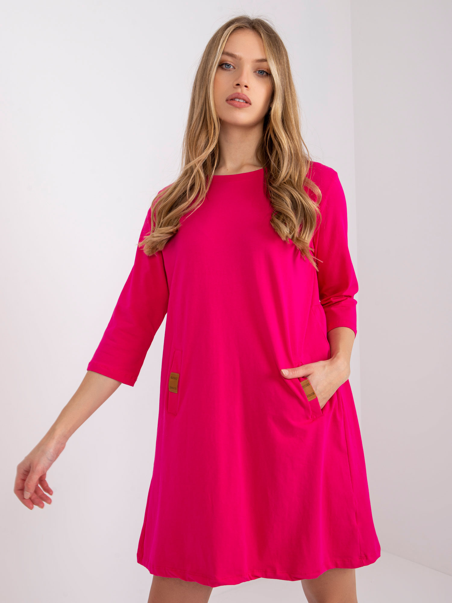 FUCHSIOVÉ VOLNÉ MINI ŠATY DALENNE S KAPSAMI RV-SK-6274.36P-FUCHSIA PINK Velikost: L/XL