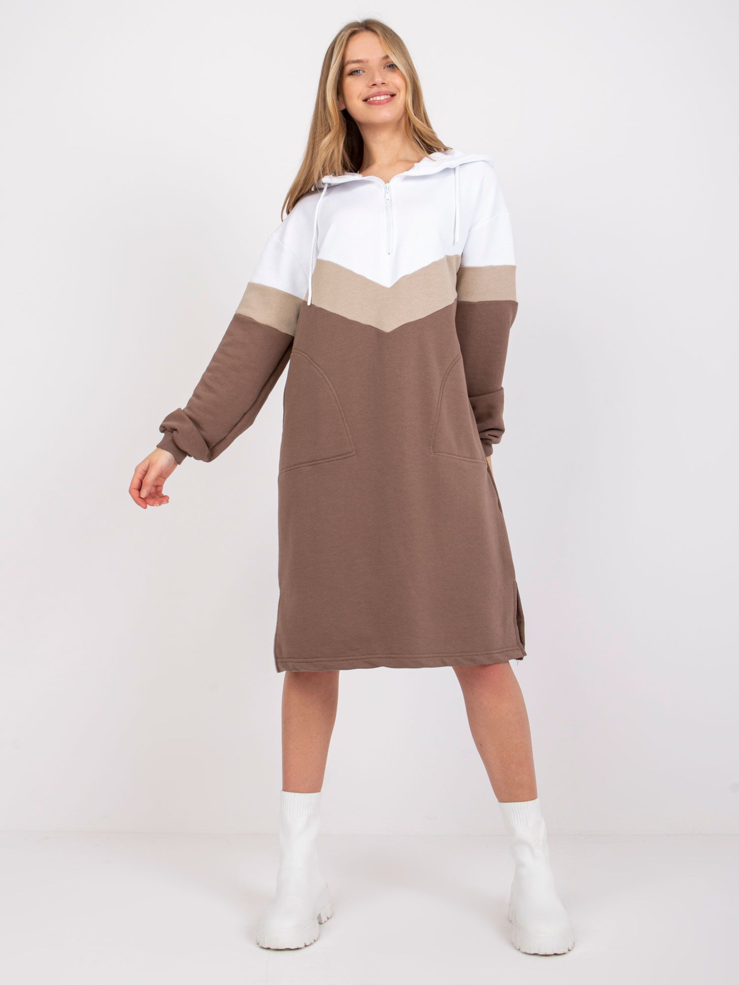 HNĚDO-BÍLÉ DÁMSKÉ MIKINOVÉ ŠATY RV-SK-7462.00-WHITE-BROWN Velikost: S/M