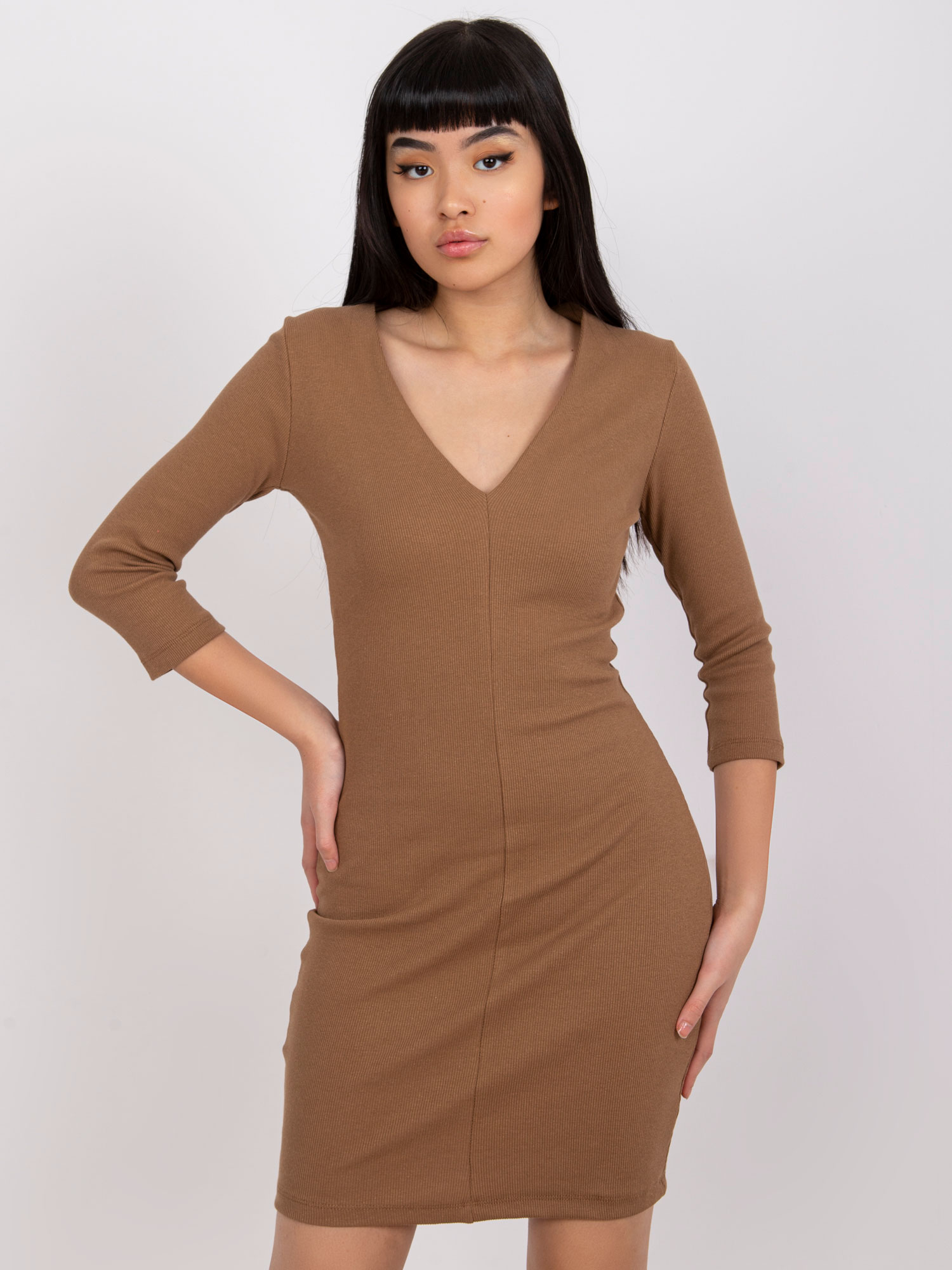 TMAVĚ BÉŽOVÉ ŽEBROVANÉ BASIC ŠATY ESRA S VÝSTŘIHEM DO V RV-SK-7454.11P-DARK BEIGE Velikost: L