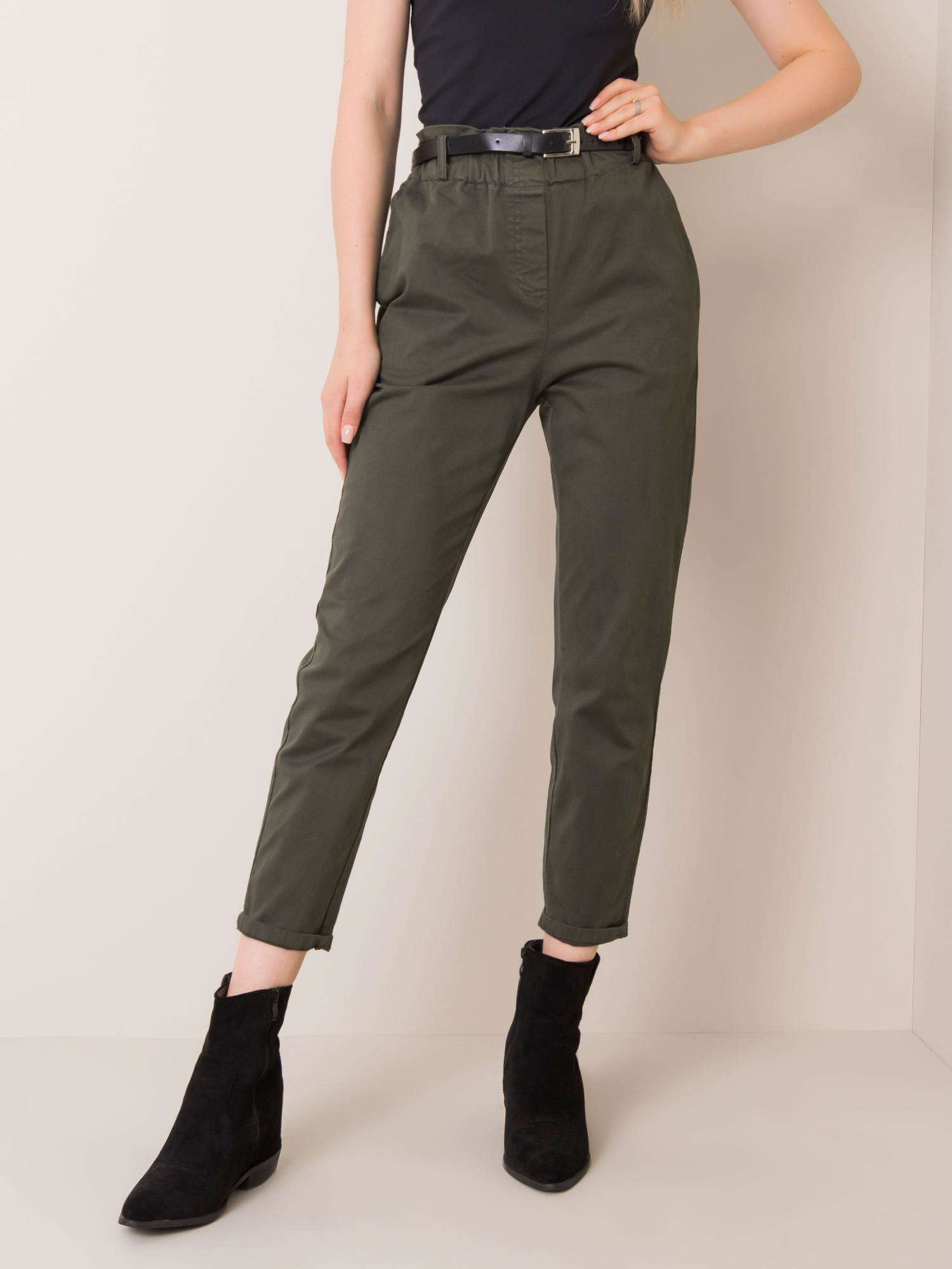 DÁMSKÉ KHAKI KALHOTY S PÁSKEM DHJ-SP-2312.94P-KHAKI Velikost: L