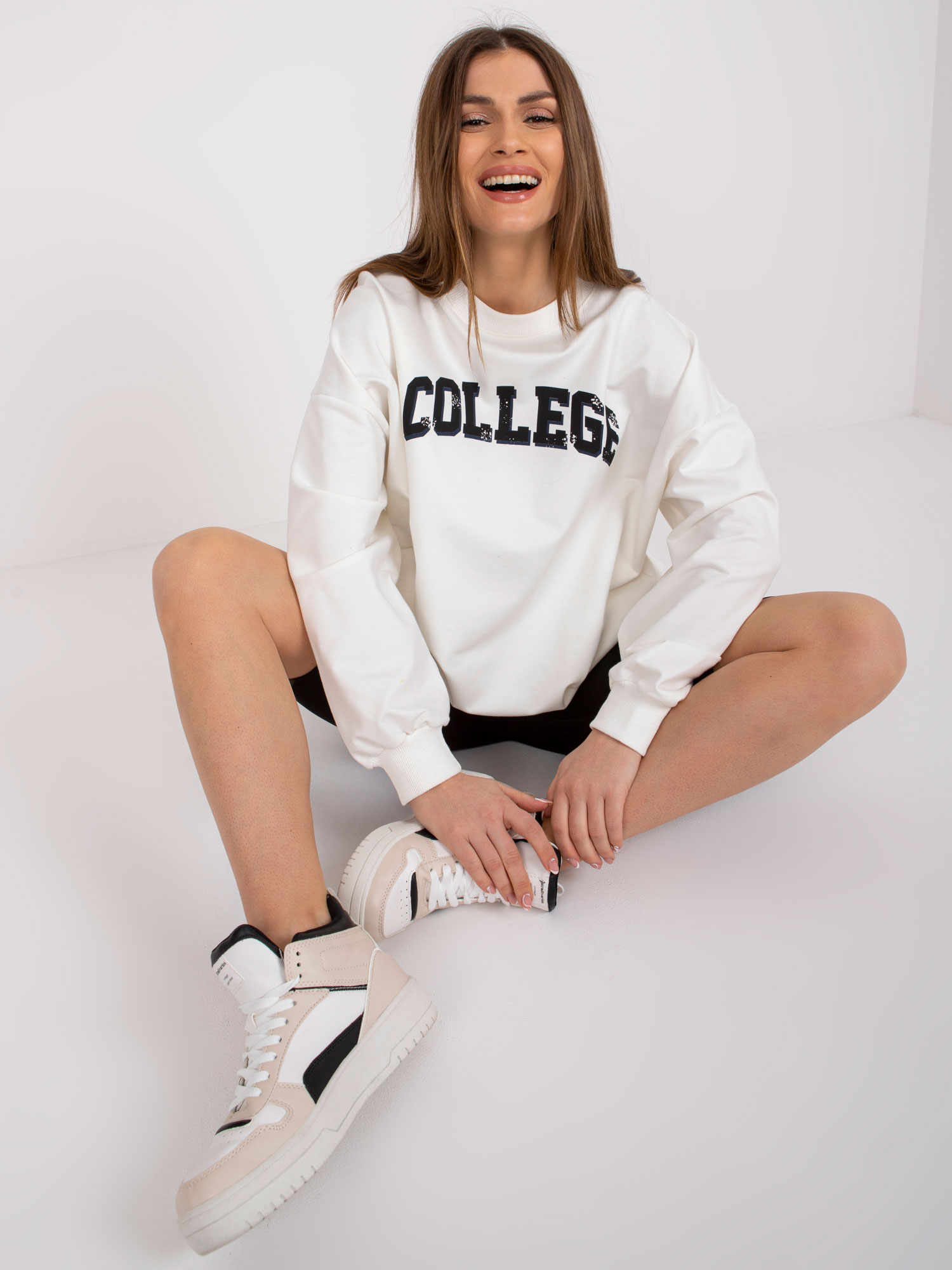 BÍLÁ OVERSIZE MIKINA JESSICA S NÁPISEM "COLLEGE" -FA-BL-7649.85P-WHITE Velikost: ONE SIZE