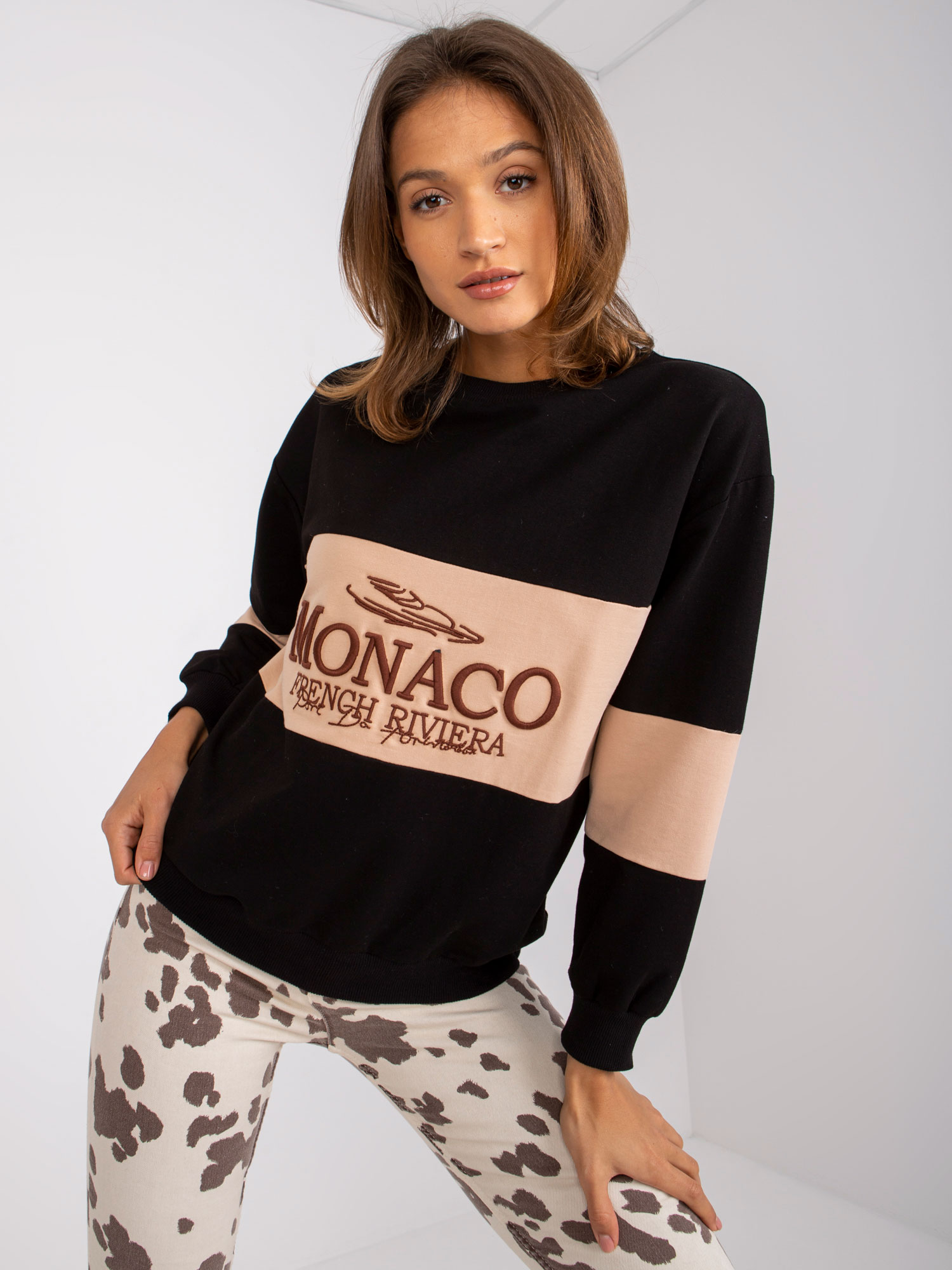 ČERNÁ MIKINA BETHANY S VÝŠIVKOU "MONACO" -FA-BL-7629.19P-BLACK Velikost: ONE SIZE