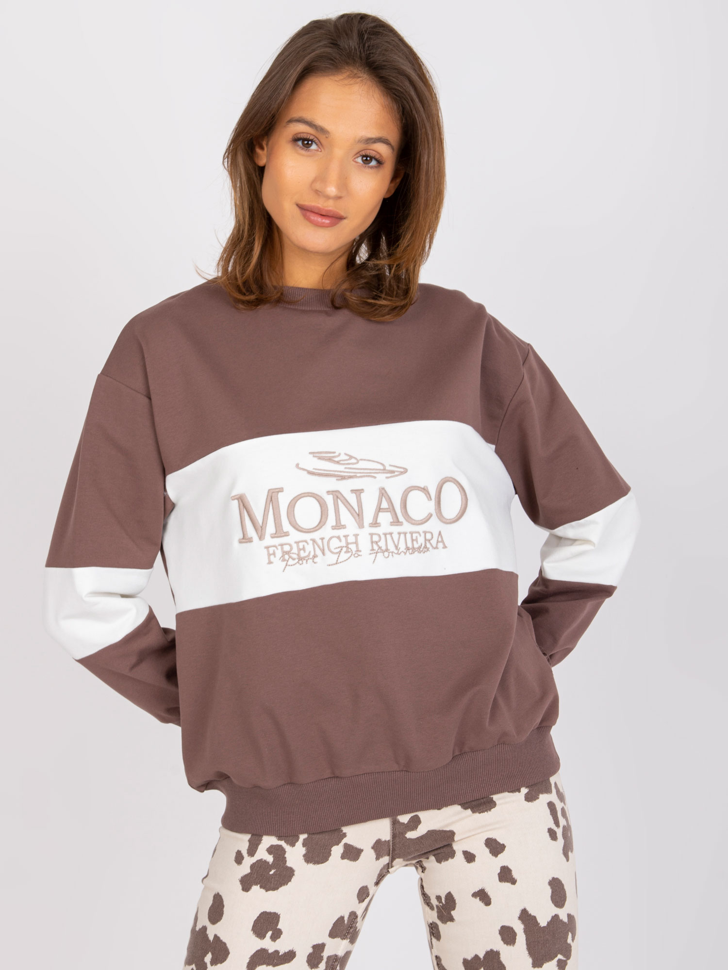 HNĚDÁ MIKINA BETHANY S VÝŠIVKOU "MONACO" -FA-BL-7629.19P-BROWN Velikost: ONE SIZE