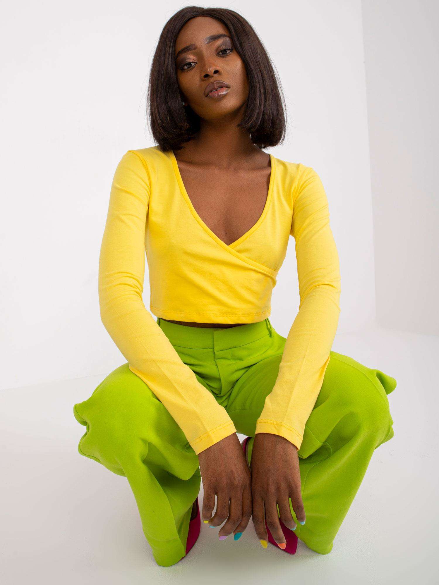 ŽLUTÝ ZAVINOVACÍ CROP TOP PAOLA -RV-BZ-7682.47-YELLOW Velikost: L