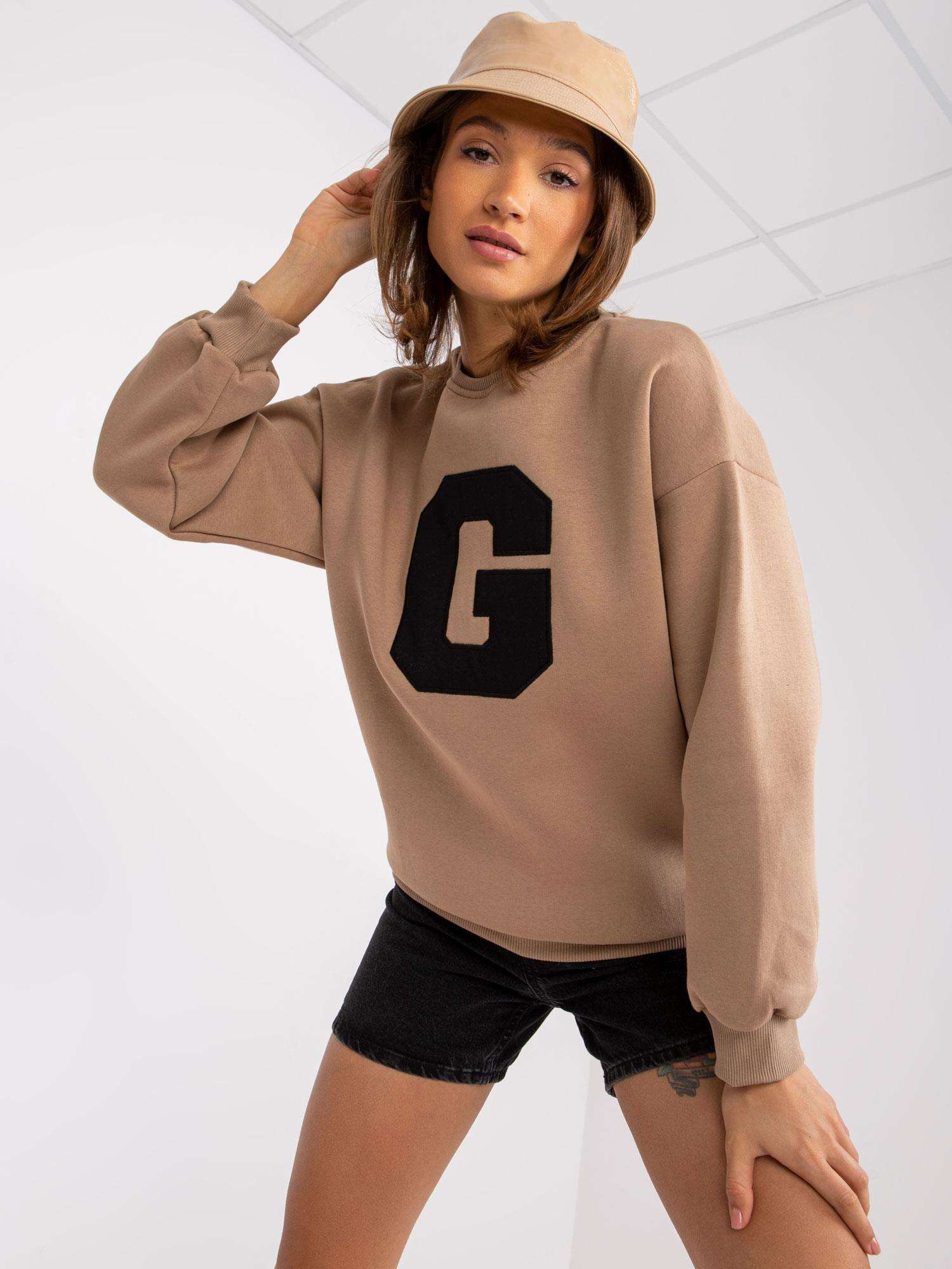 TMAVĚ BÉŽOVÁ MIKINA SEVERINE S PÍSMENEM "G" -EM-BL-617/G.11-DARK BEIGE Velikost: ONE SIZE