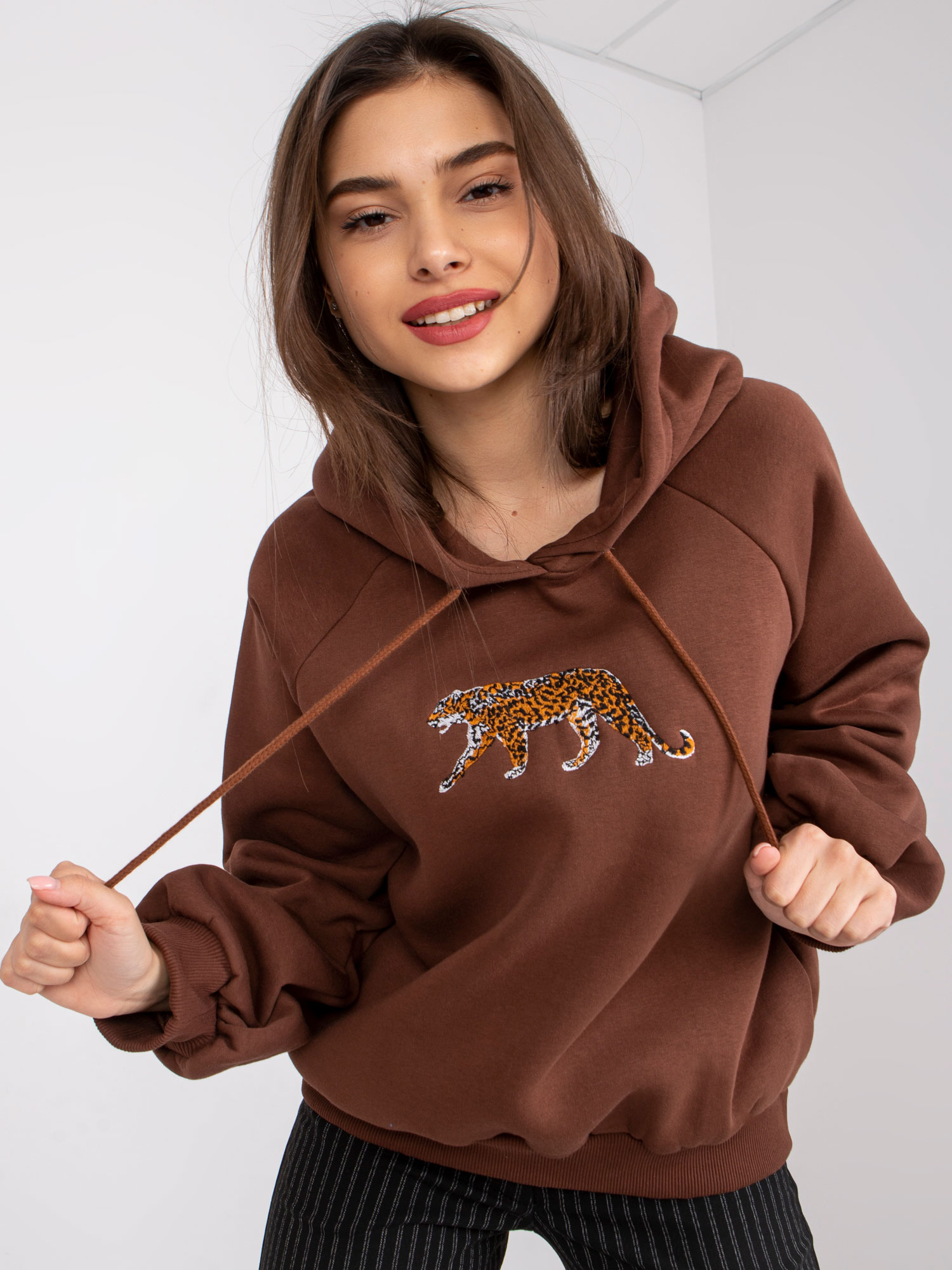 HNĚDÁ MIKINA PEGGY S POTISKEM TYGRA -EM-BL-651.99-BROWN Velikost: ONE SIZE