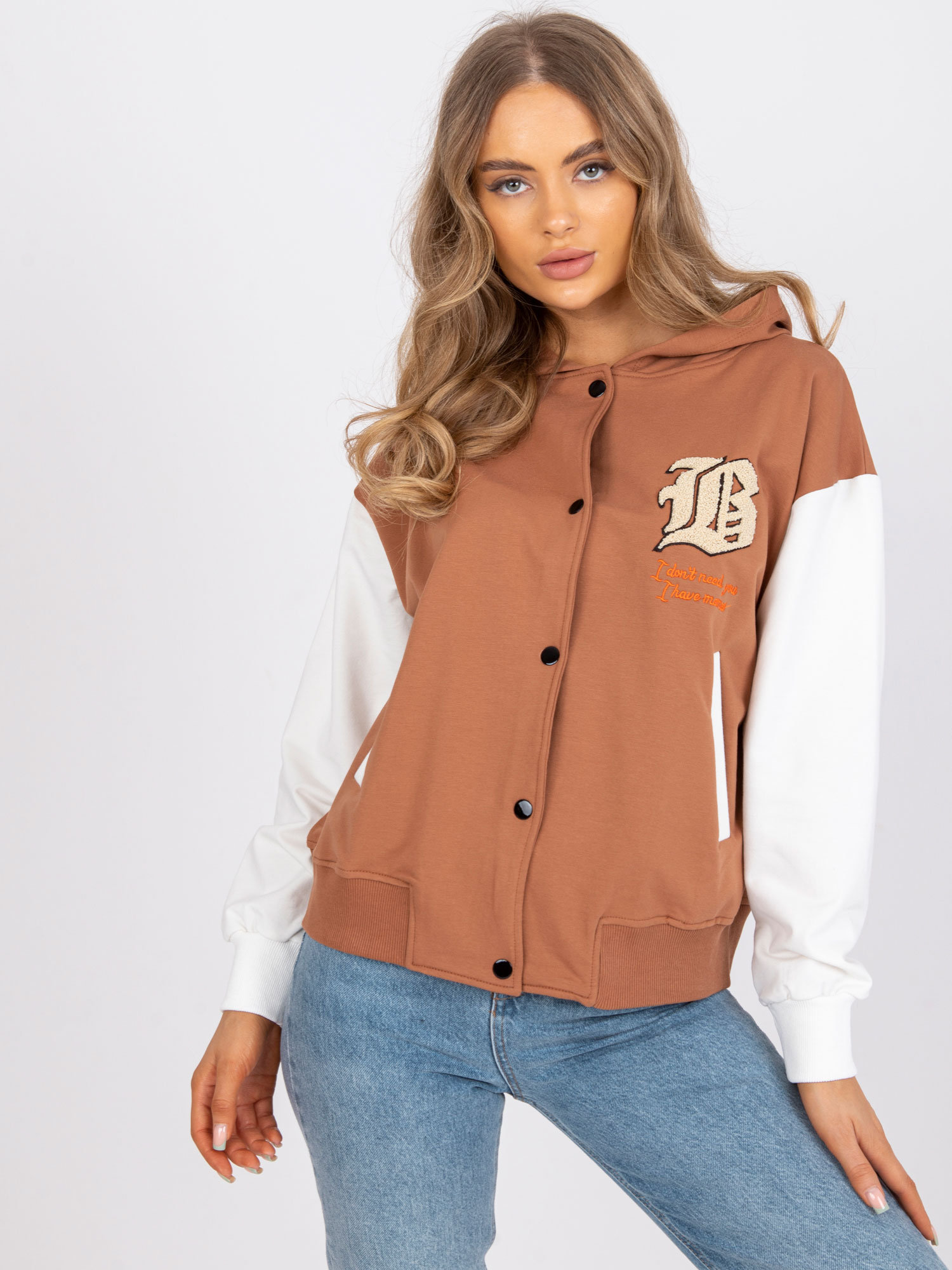 HNĚDÁ DÁMSKÁ MIKINA  S BÍLÝMI RUKÁVY FA-BL-7471.37X-LIGHT BROWN Velikost: ONE SIZE