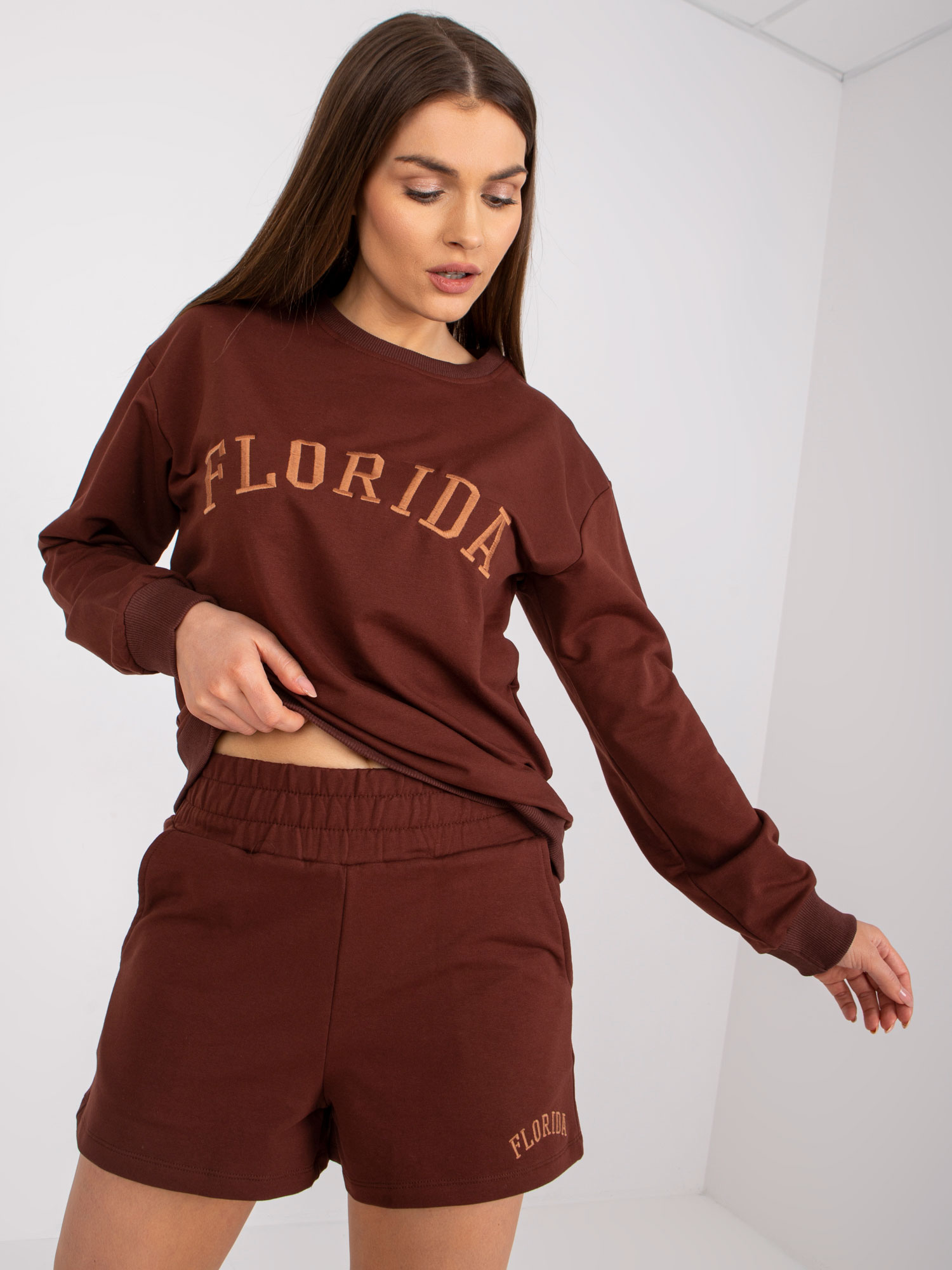 HNĚDÁ KRÁTKÁ SOUPRAVA MIKINY A ŠORTEK S NÁPISEM "FLORIDA" -FA-KMPL-7676.32-BROWN Velikost: L/XL