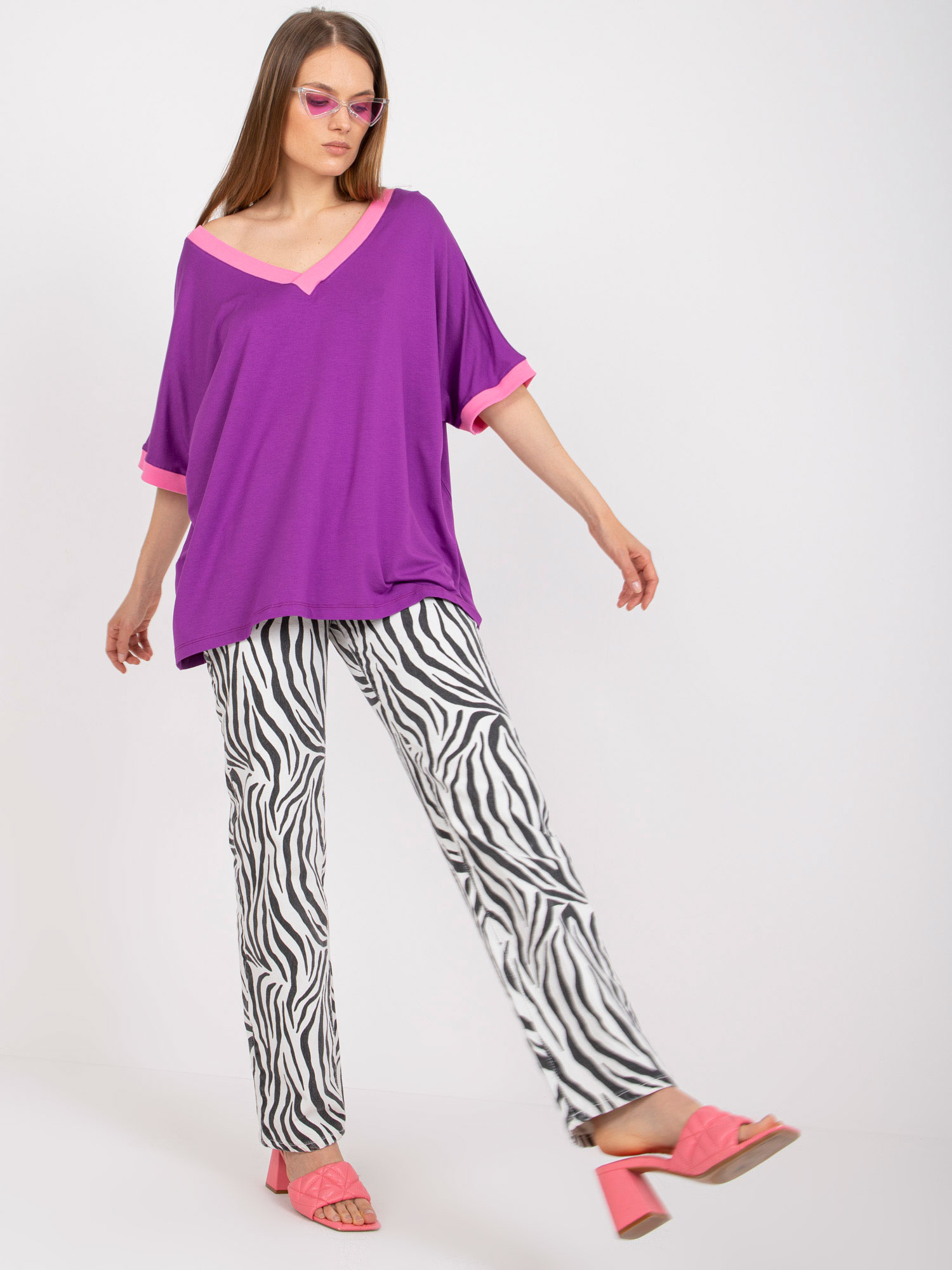 FIALOVÉ DÁMSKÉ OVERSIZE TRIČKO S VÝSTŘIHEM FA-BZ-7766.81P-PURPLE Velikost: ONE SIZE