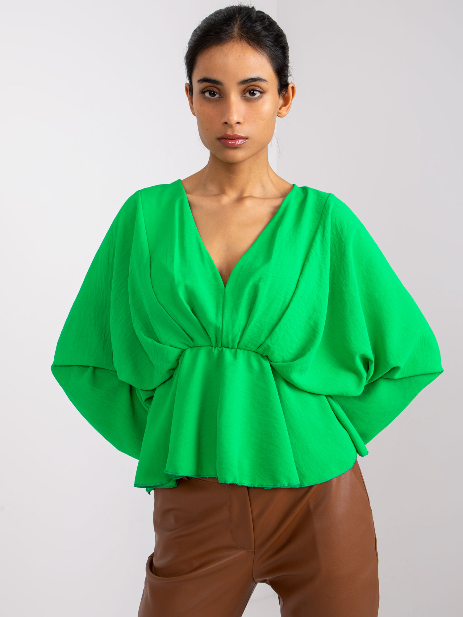 ZELENÁ HALENKA RAQUEL V "KIMONO" STŘIHU -DHJ-BZ-11979.67-GREEN Velikost: ONE SIZE