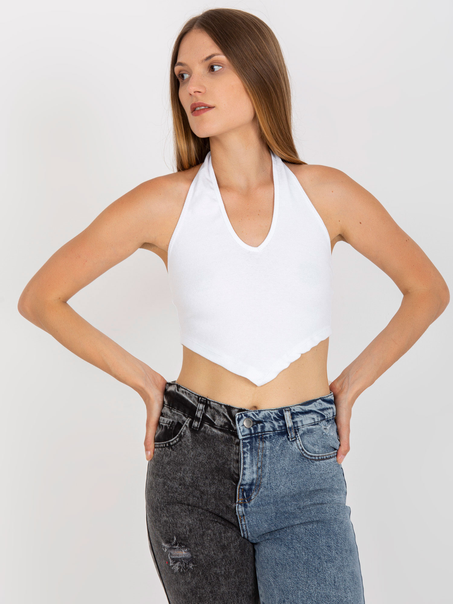 Bílý crop top s výstřihem (Velikost S)