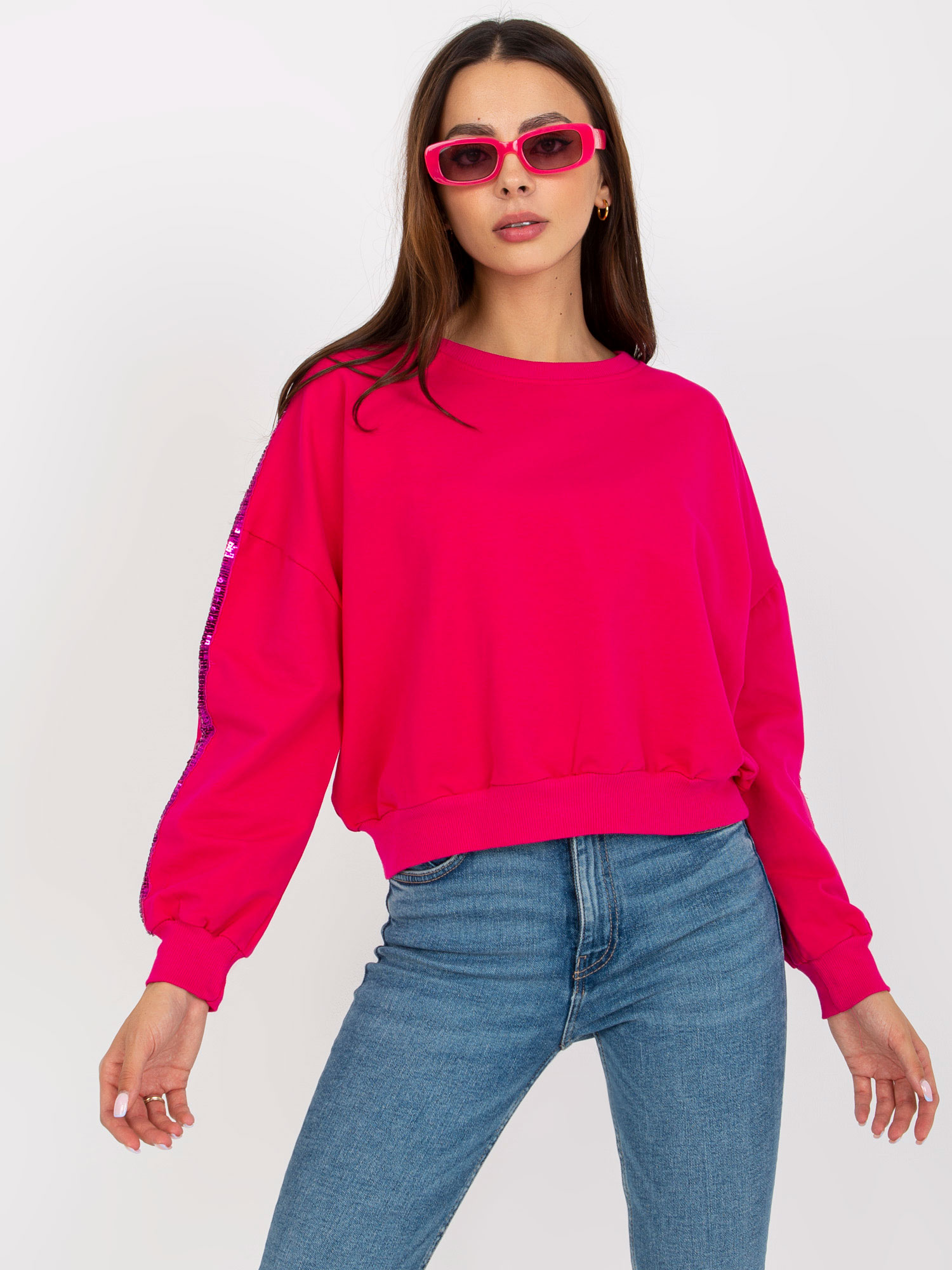 TMAVĚ RŮŽOVÁ DÁMSKÁ CROP MIKINA S FLITRY RV-BL-8067.88-FUCHSIA Velikost: L/XL