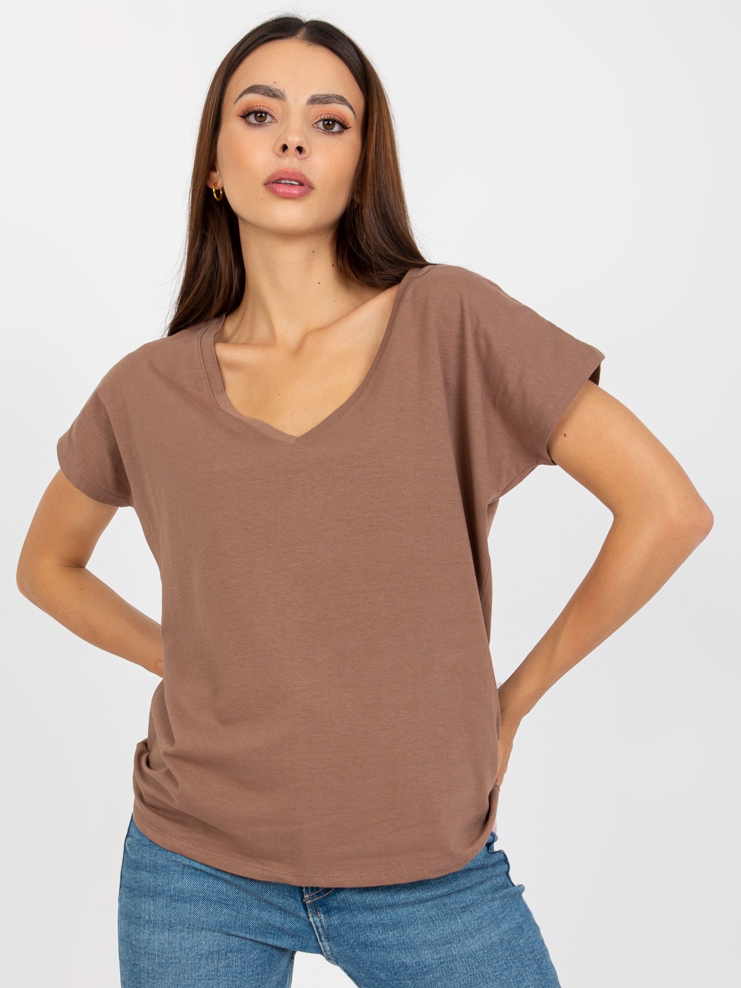 TMAVĚ BÉŽOVÉ TRIČKO S VÝSTŘIHEM DO V B-014.59-DARK BEIGE Velikost: XS