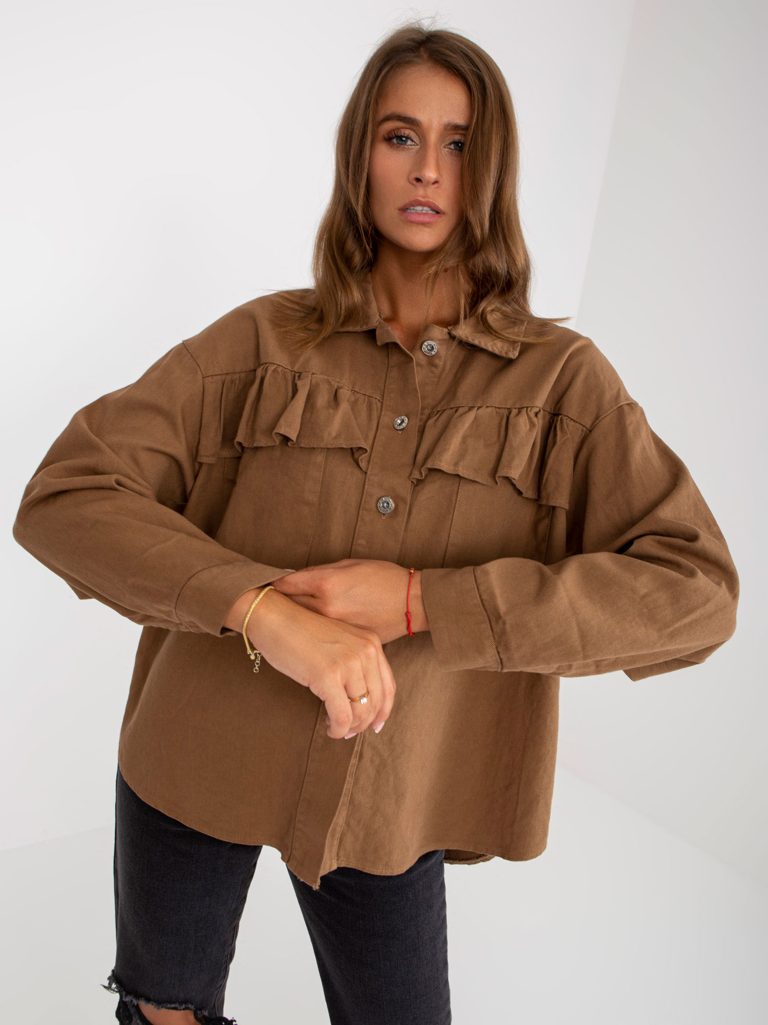 HNĚDÁ OVERSIZE KOŠILE S VOLÁNEM EM-KS-86338A.21-BROWN Velikost: ONE SIZE