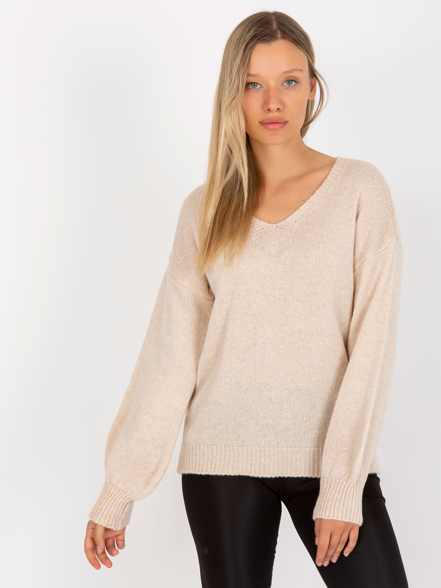 BÉŽOVÝ SVETR S EFEKTNÍMI ZÁDY -TW-SW-BI-3017.54-BEIGE Velikost: ONE SIZE