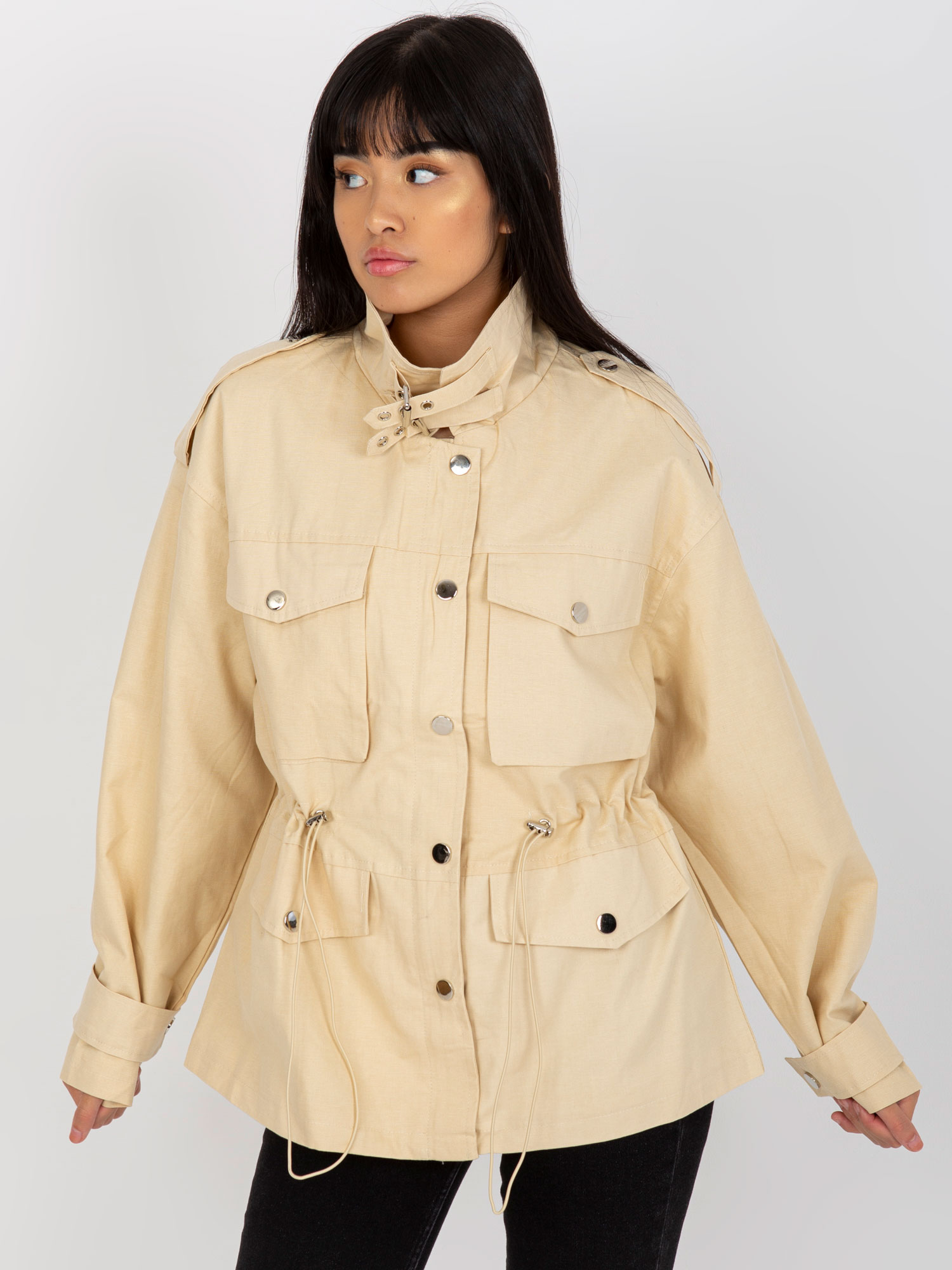 BÉŽOVÁ PŘECHODOVÁ BUNDA S KAPSAMI EM-KR-MC142.95-LIGHT BEIGE Velikost: M/L