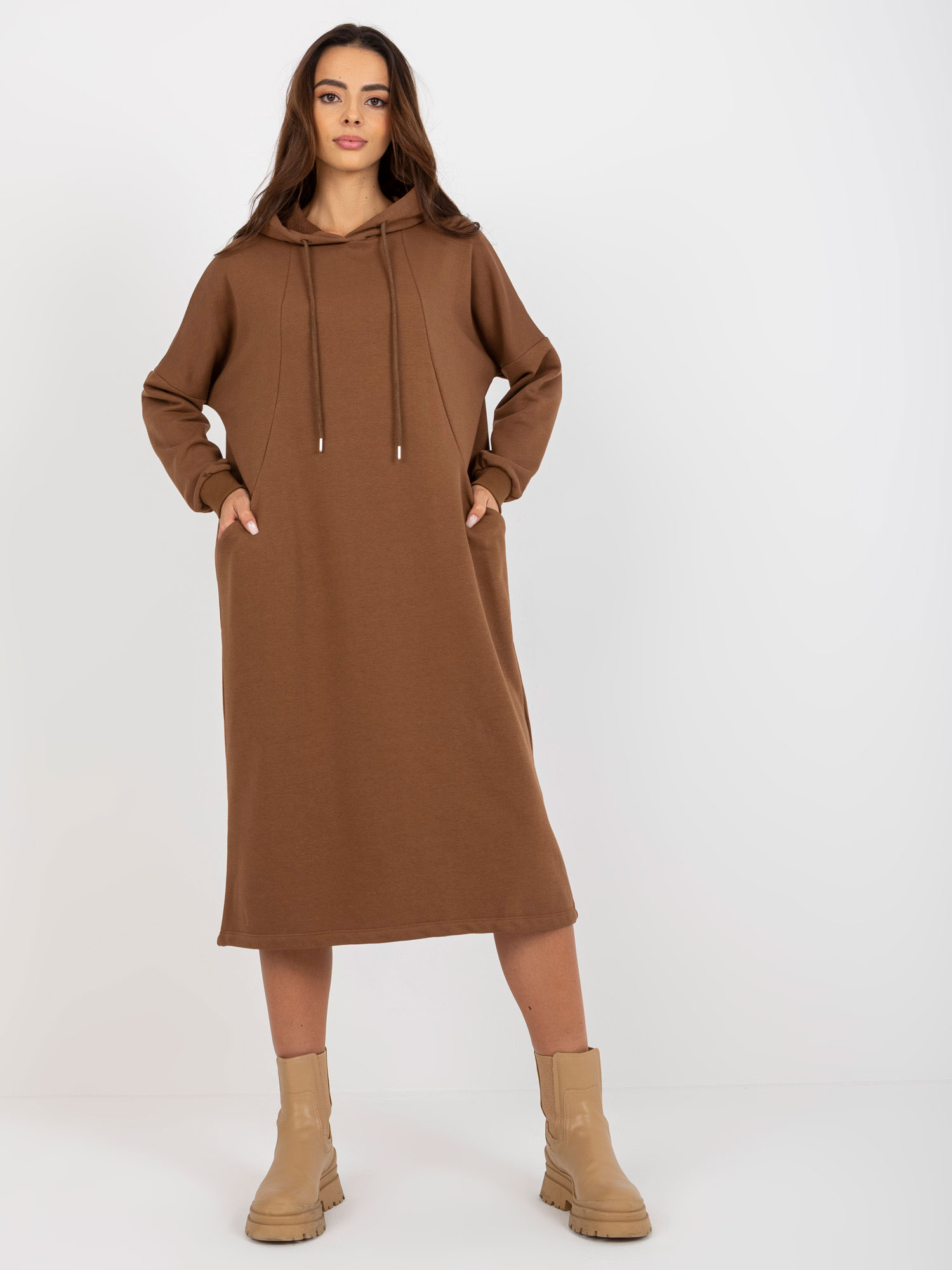 HNĚDÉ DLOUHÉ MIKINOVÉ ŠATY RV-BL-8335.58P-BROWN Velikost: ONE SIZE