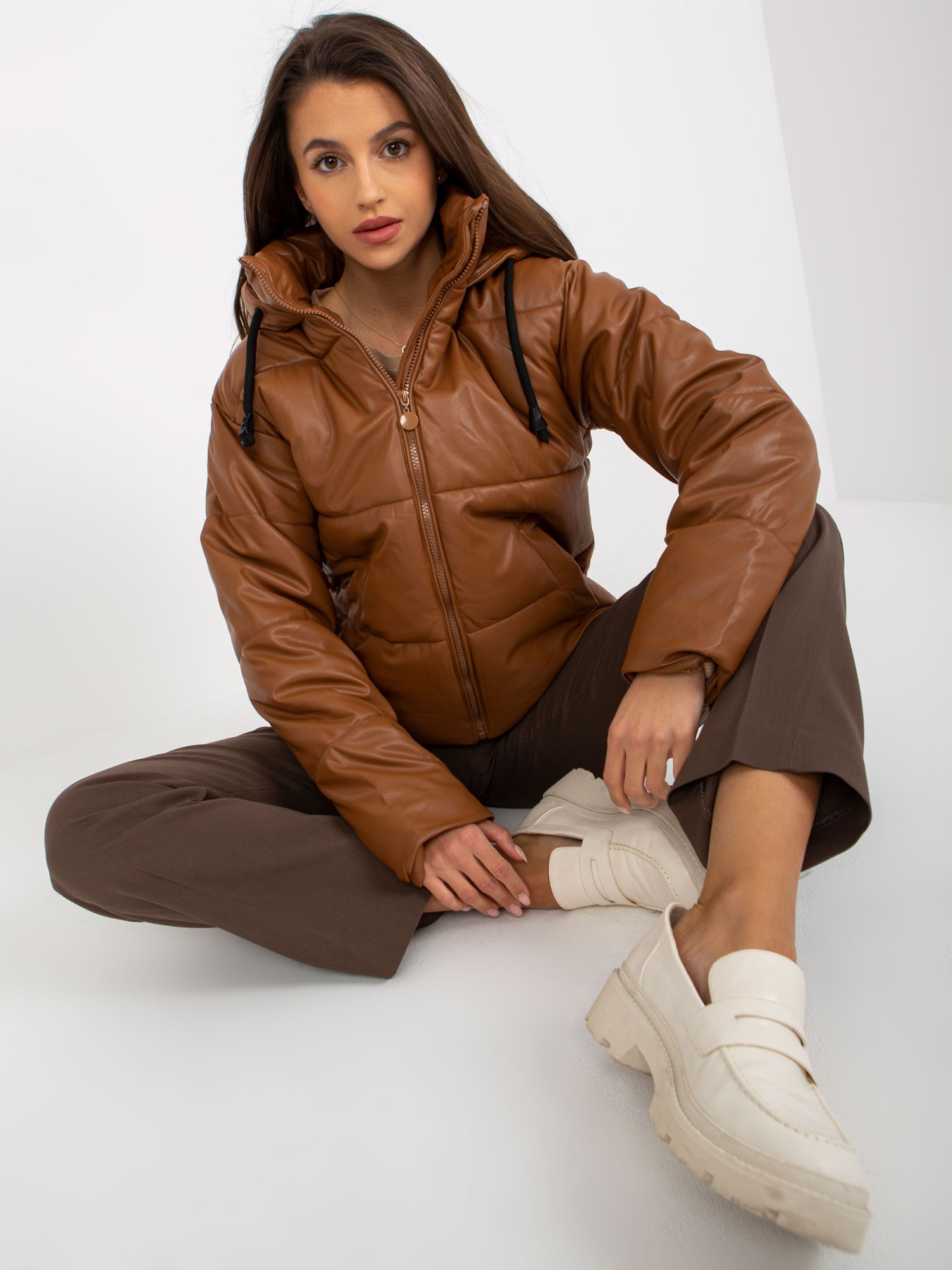 HNĚDÁ PROŠÍVANÁ BUNDA S KAPUCÍ NM-KR-H-923.37P-BROWN Velikost: XL