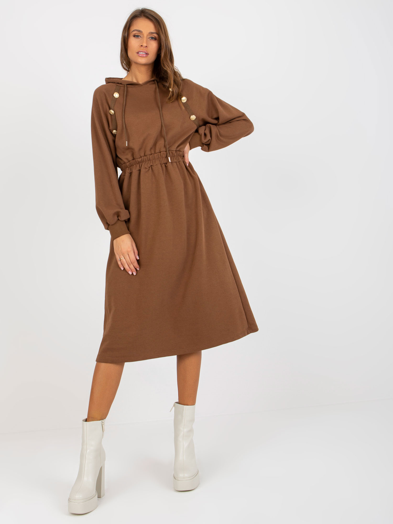 HNĚDÉ DELŠÍ MIKINOVÉ ŠATY S KAPUCÍ RV-SK-8336.12P-BROWN Velikost: ONE SIZE