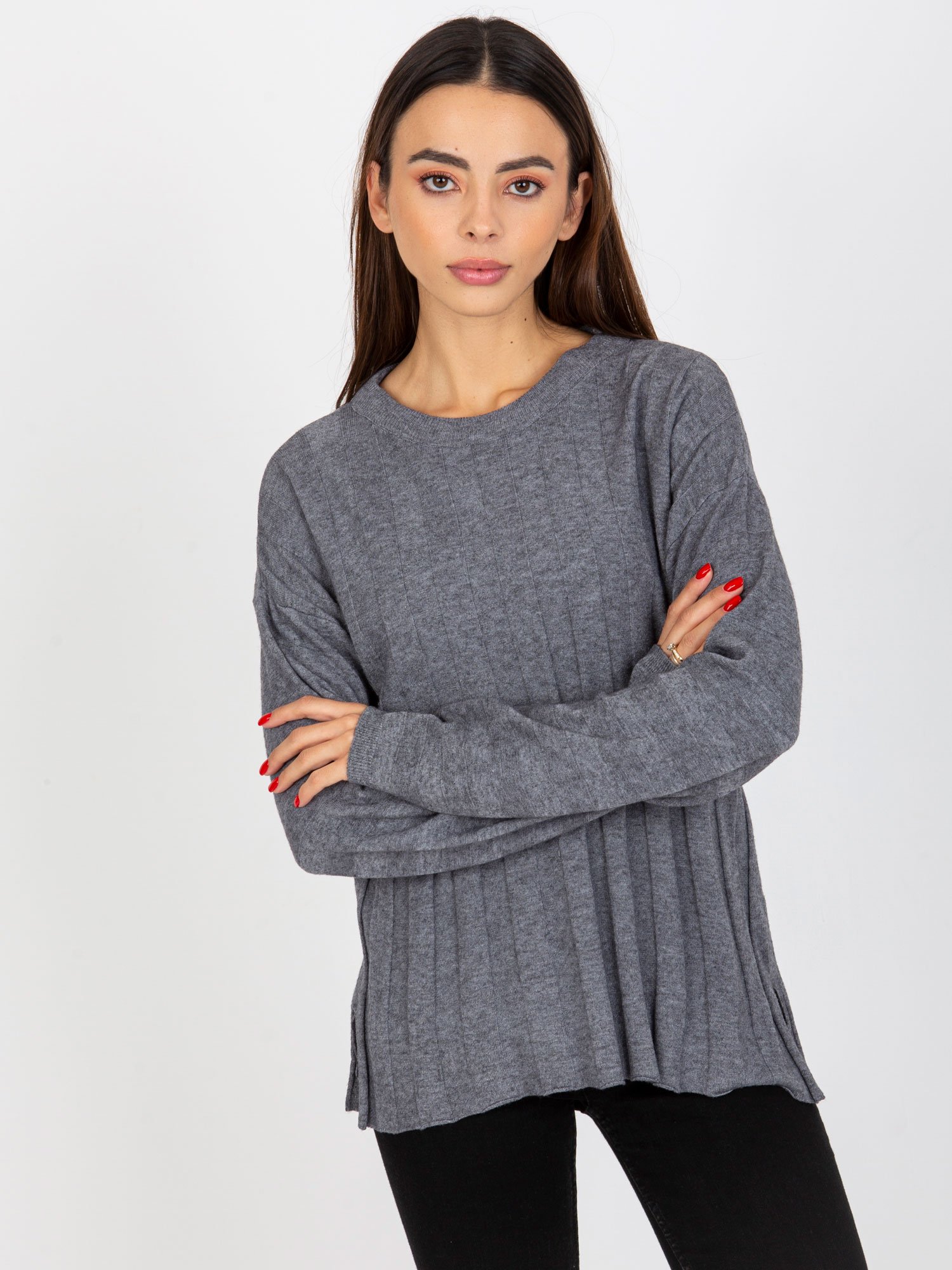 TMAVĚ ŠEDÝ LEHKÝ SVETR S PRUHY -VI-SW-20234.75P-DARK GREY Velikost: ONE SIZE