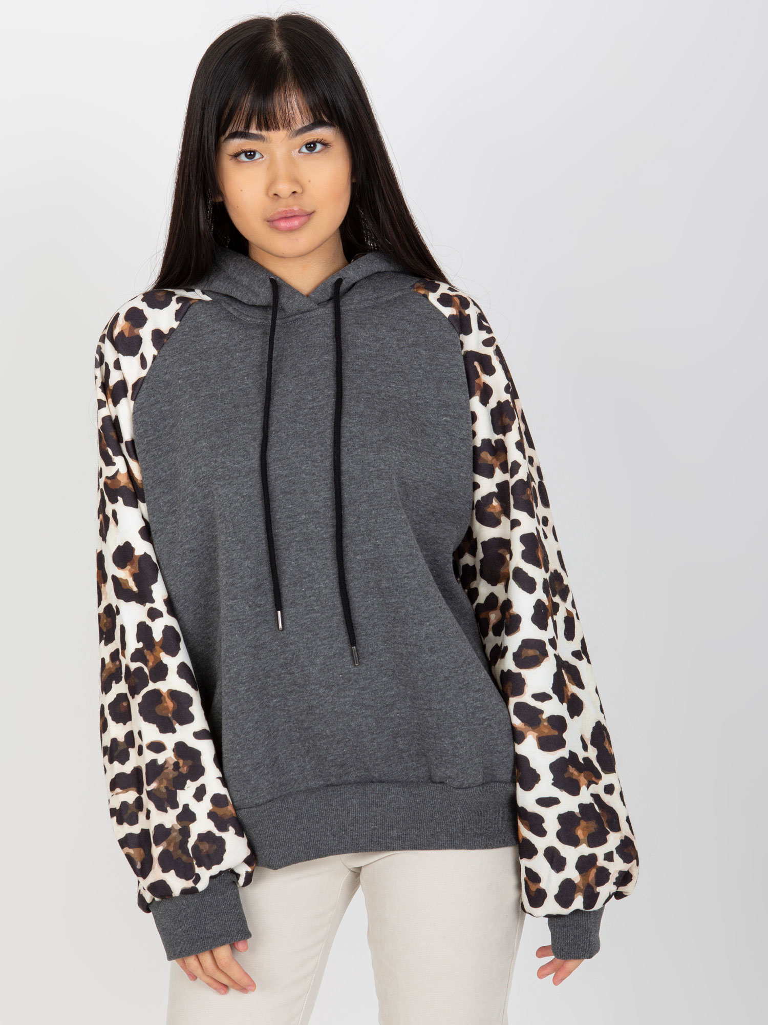 TMAVĚ ŠEDÁ MIKINA S LEOPARDÍMI RUKÁVY -EM-BL-663.94-DARK GREY Velikost: ONE SIZE