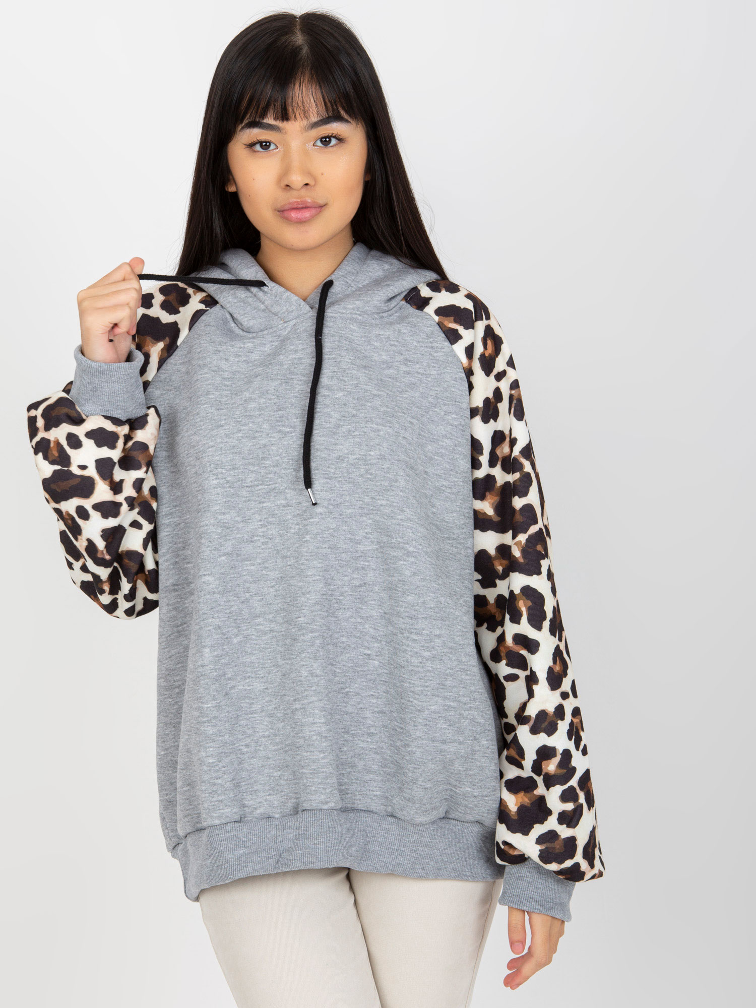 SVĚTLE ŠEDÁ MIKINA S LEOPARDÍMI RUKÁVY -EM-BL-663.94-GREY Velikost: ONE SIZE