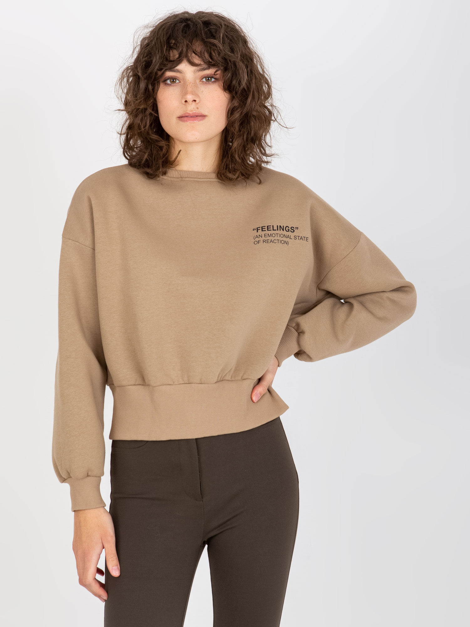 TMAVĚ BÉŽOVÁ MIKINA S NÁPISEM EM-BL-ES-21-521.09X-DARK BEIGE Velikost: ONE SIZE