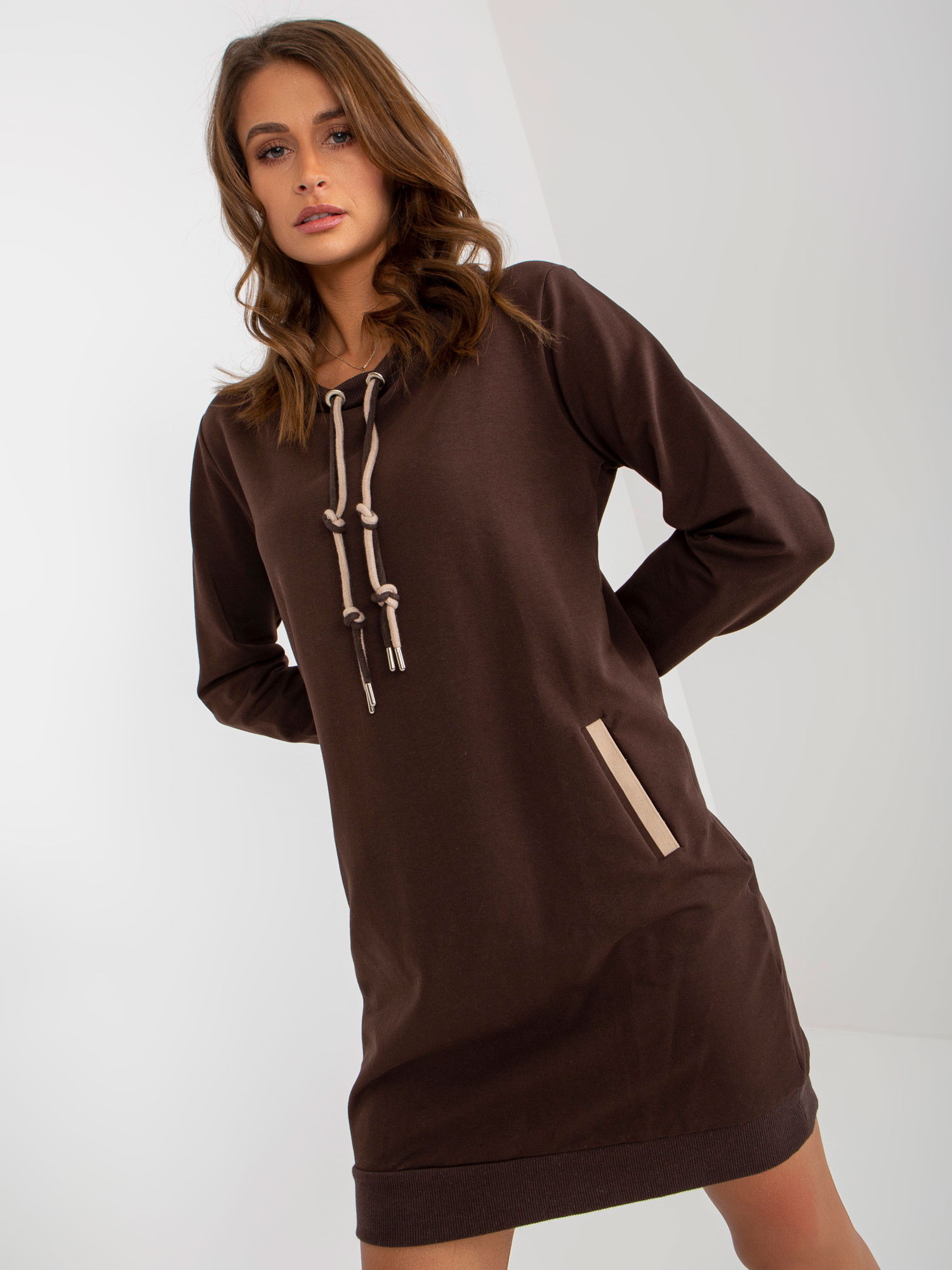 HNĚDÉ MIKINOVÉ ŠATY S KAPSAMI -RV-TU-8379.46-BROWN Velikost: ONE SIZE