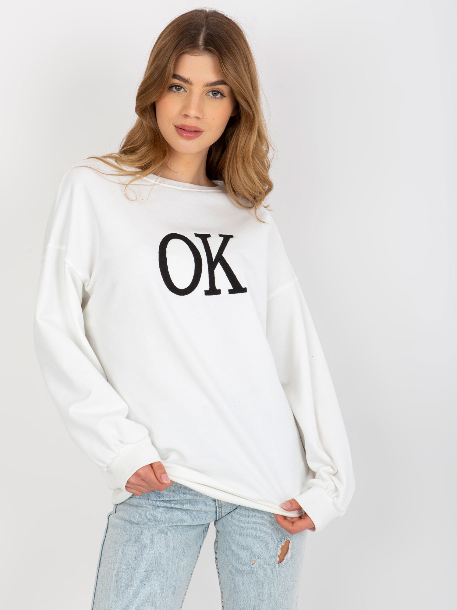 BÍLÁ MIKINA S NÁPISEM "OK" -EM-BL-ES-21-536.94-WHITE Velikost: ONE SIZE