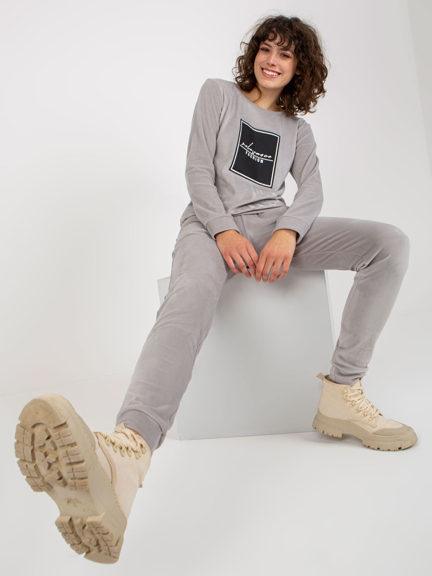 ŠEDÁ VELUROVÝ KOMPLET RELEVANCE FASHION -RV-KMPL-8440.58P-GREY Velikost: S/M