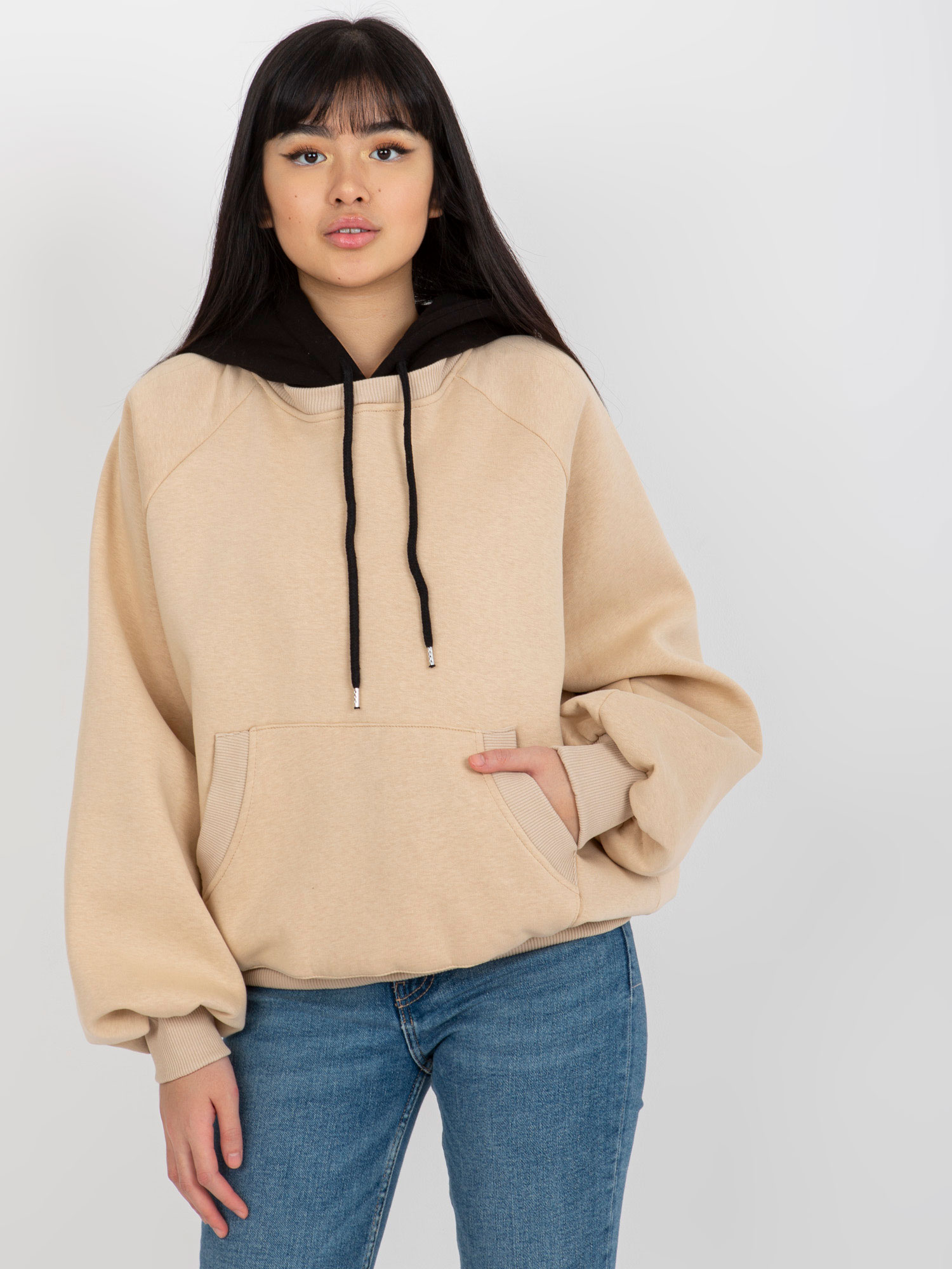 BÉŽOVÁ OVERSIZE MIKINA S TMAVĚ HNĚDOU KAPUCÍ EM-BL-696.68-BEIGE Velikost: ONE SIZE