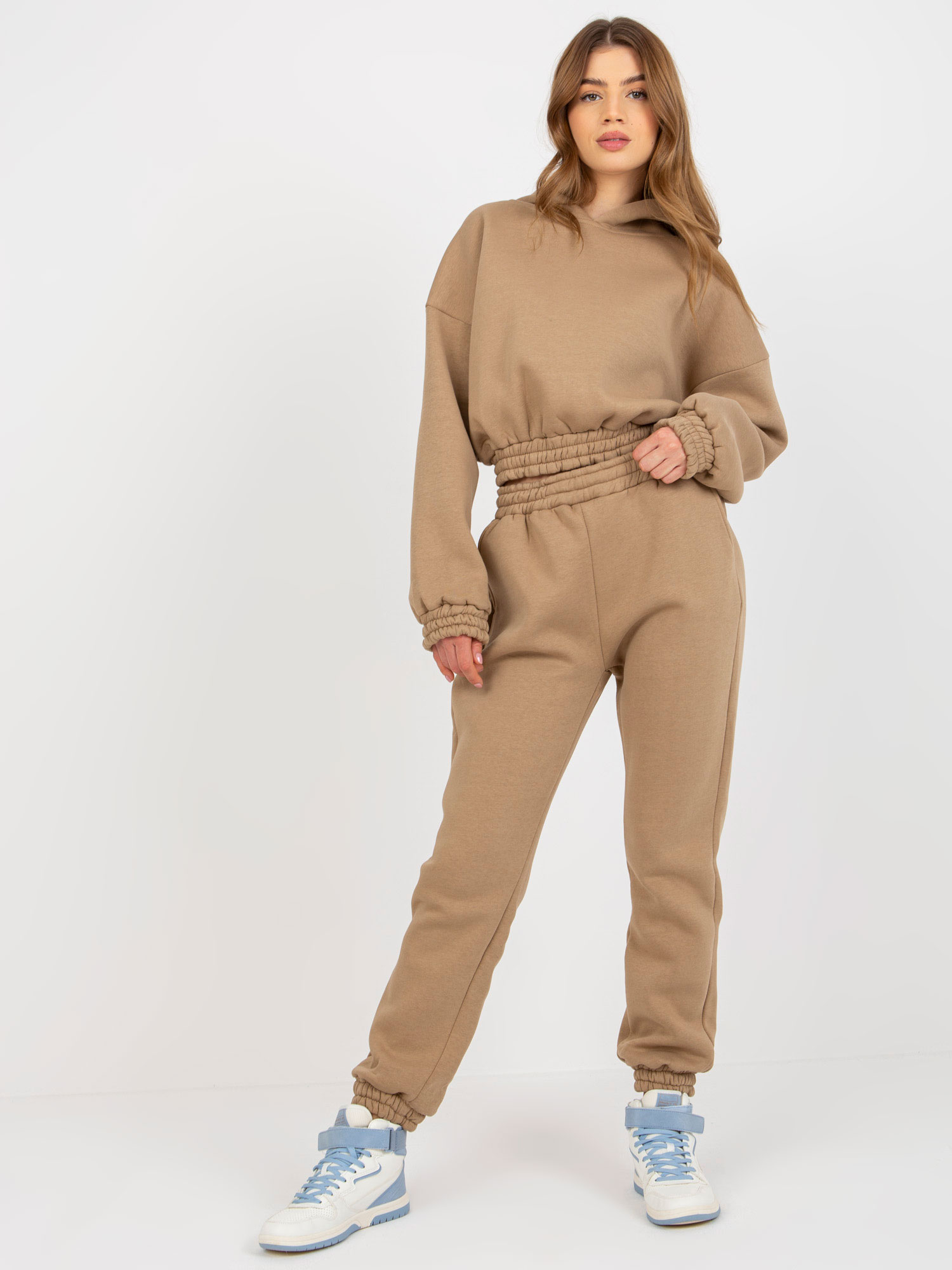 TMAVĚ BÉŽOVÁ SOUPRAVA CROP MIKINY A TEPLÁKŮ EM-KMPL-AS-21-447.74-DARK BEIGE Velikost: M