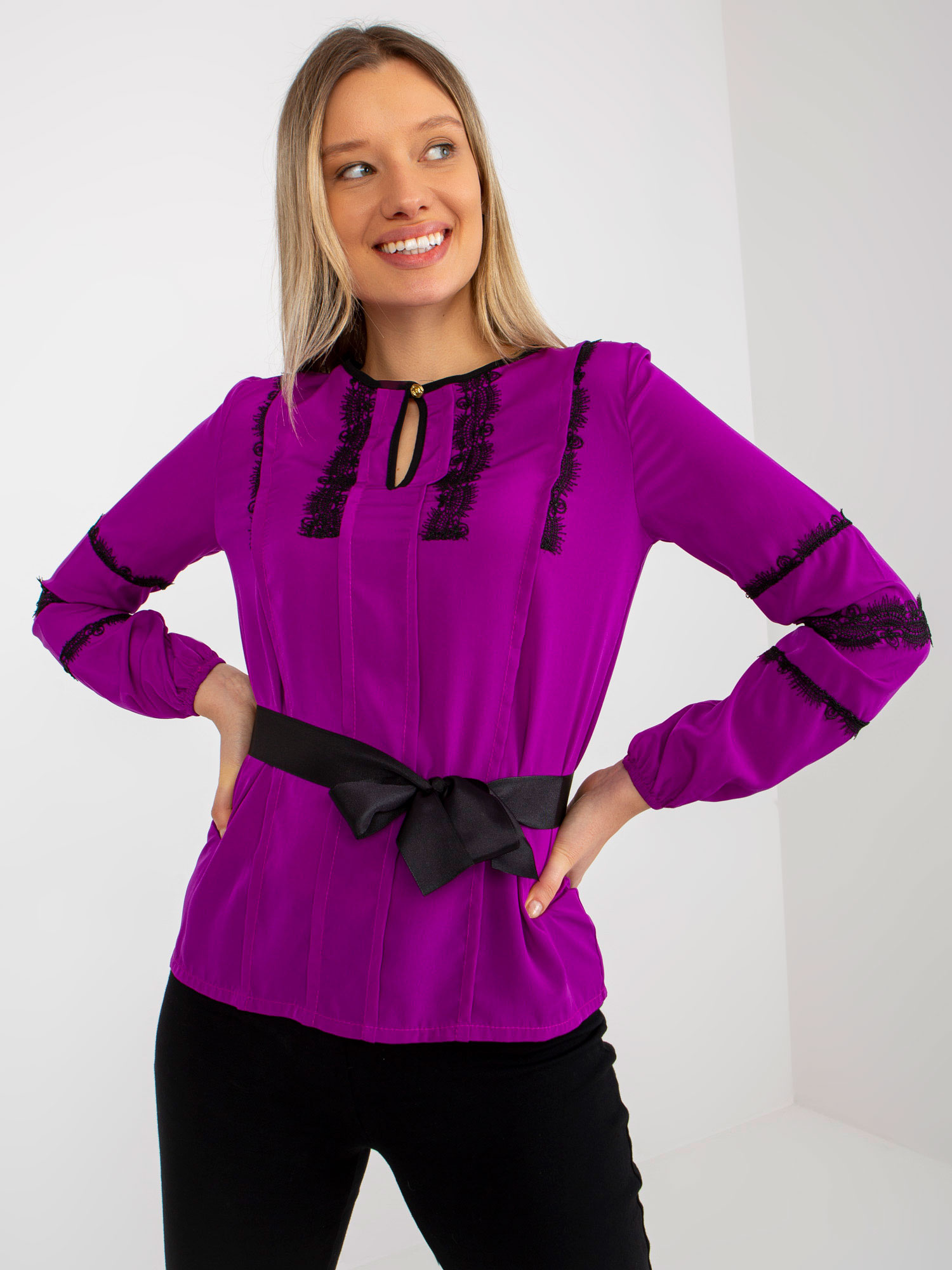 Fialová halenka s krajkou a páskem LK-BZ-506122.35X-violet