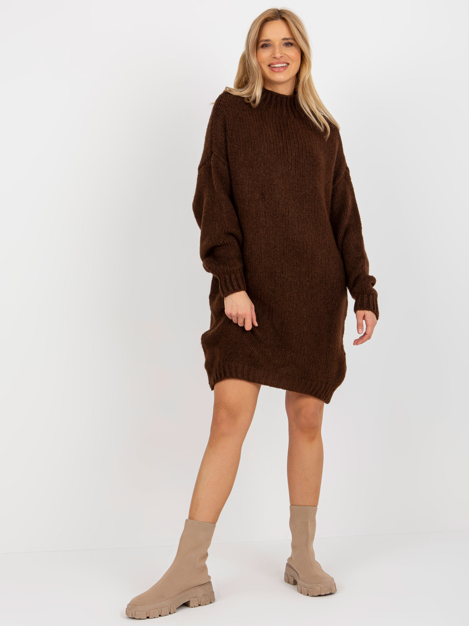 TMAVĚ HNĚDÉ VOLNÉ PLETENÉ OVERSIZE ŠATY -BA-SW-3018-1.62P-BROWNBRĄZOWY Velikost: ONE SIZE