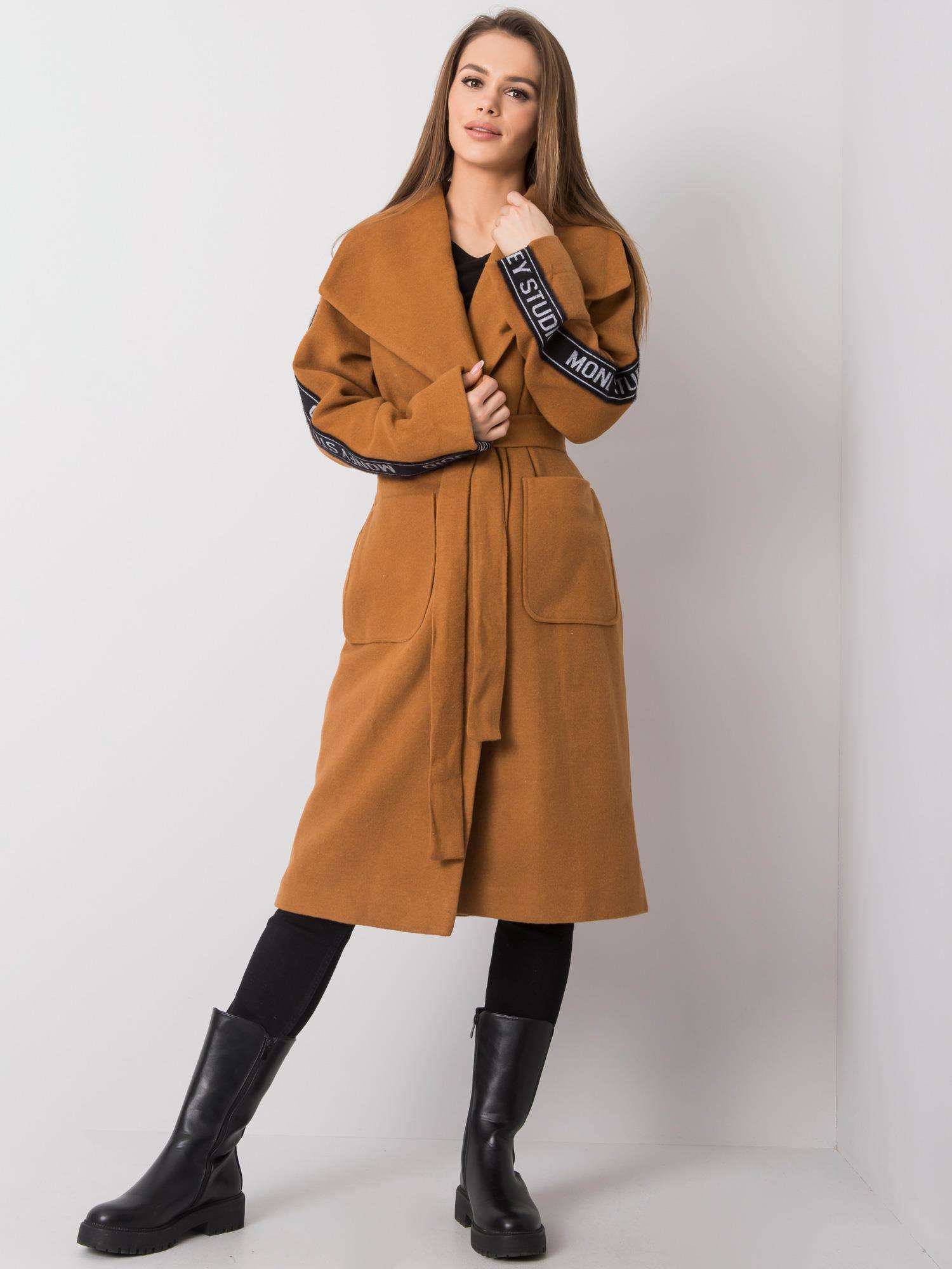 Hnědý dámský kabát s pruhem na rukávu -LK-PL-508316.95P-brown Velikost: 38