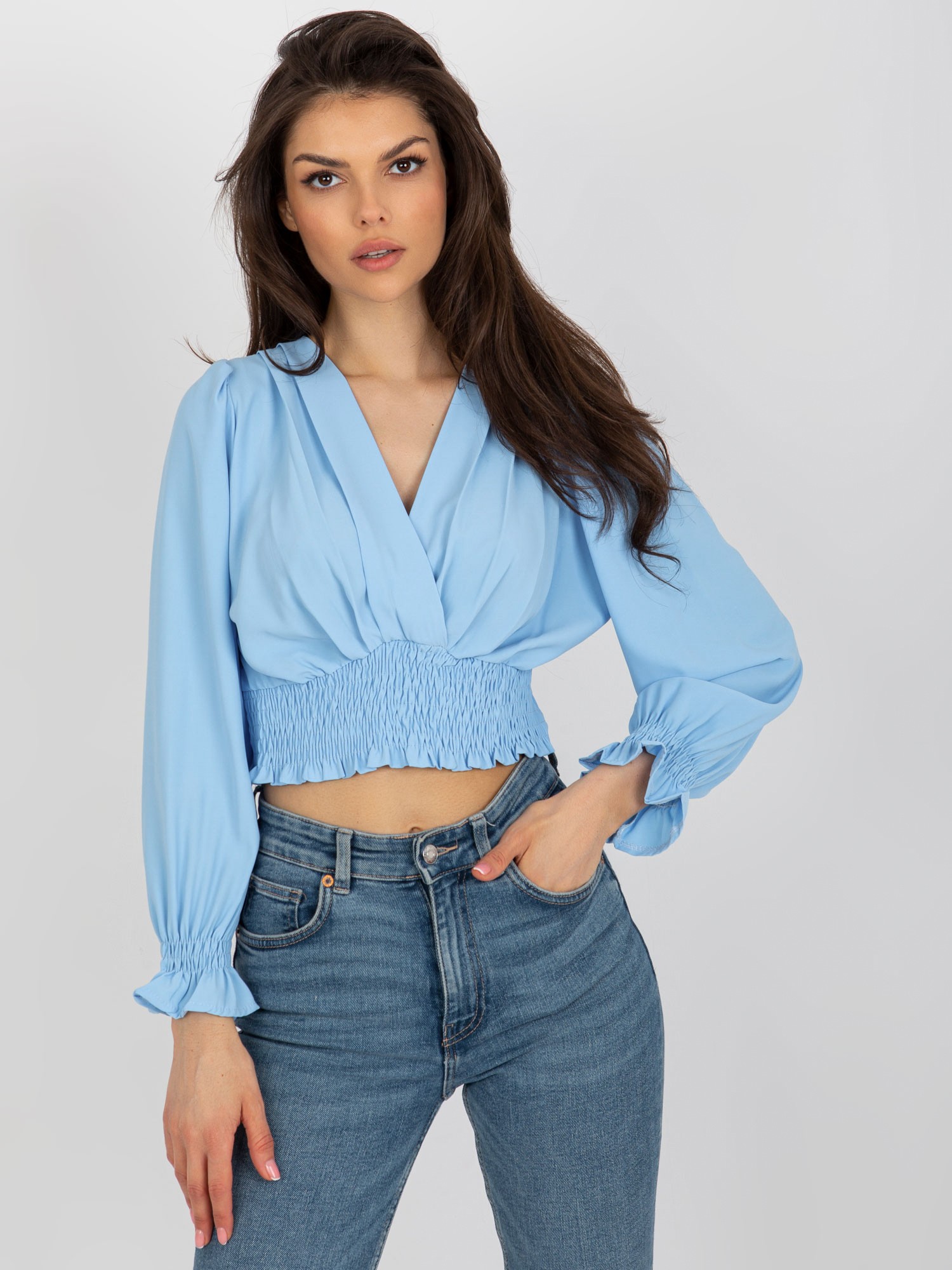 SVĚTLE MODRÁ CROP TOP HALENKA S ELASTICKÝM ŘASENÍM DHJ-BZ-13866.92P-LIGHT BLUE Velikost: ONE SIZE