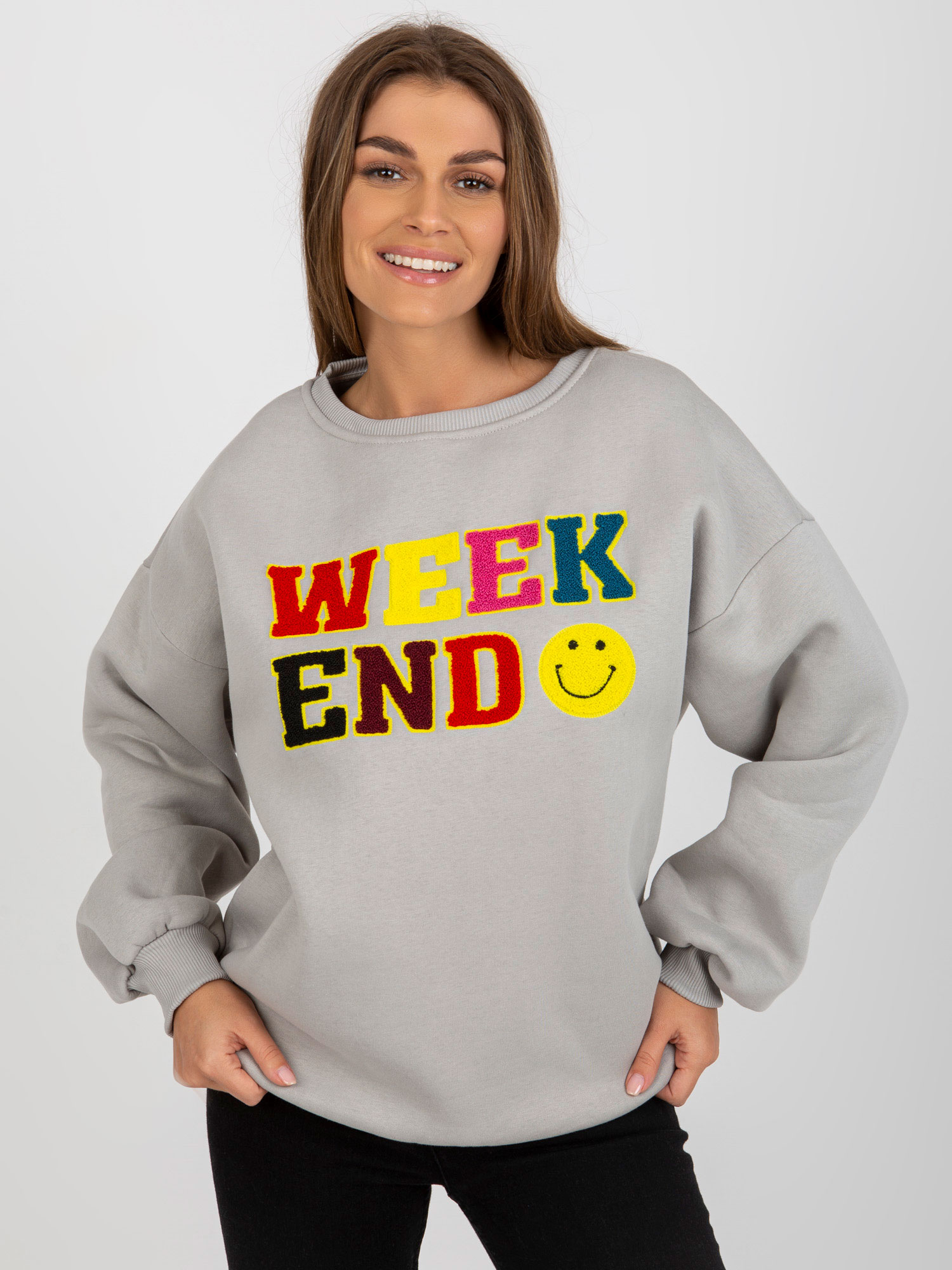 ŠEDÁ MIKINA BEZ KAPUCE S NÁPISEM WEEKEND -EM-BL-617-6.30X-GREY Velikost: ONE SIZE