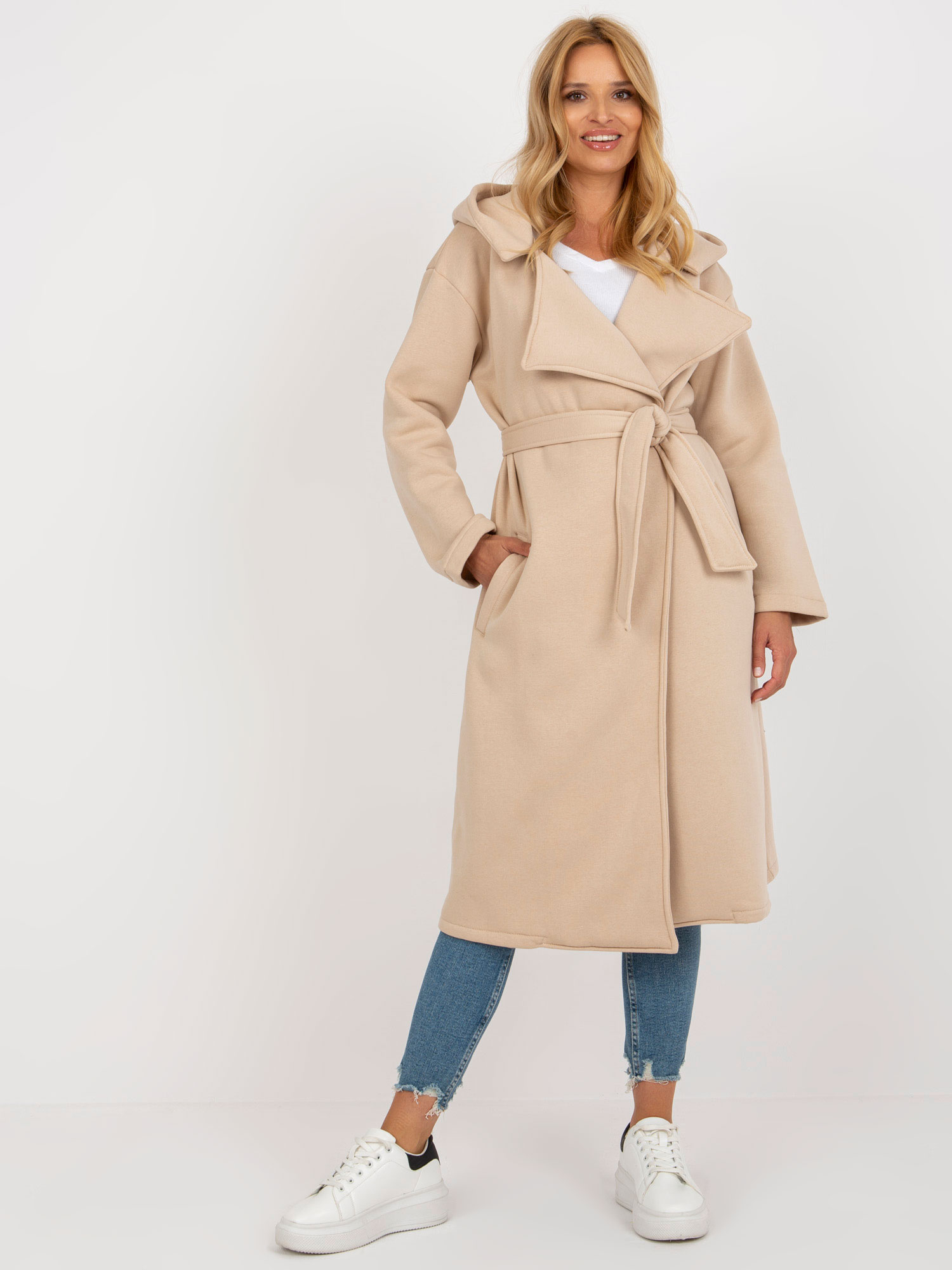 BÉŽOVÝ DLOUHÝ TEPLÁKOVÝ KABÁT S PÁSKEM EM-NA-792.33-BEIGE Velikost: ONE SIZE