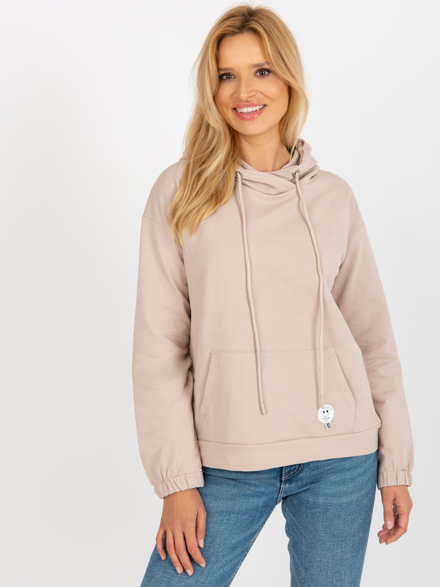 BÉŽOVÁ MIKINA S KAPUCÍ A KLOKANÍ KAPSOU RV-BL-8655.00P-BEIGE Velikost: S/M